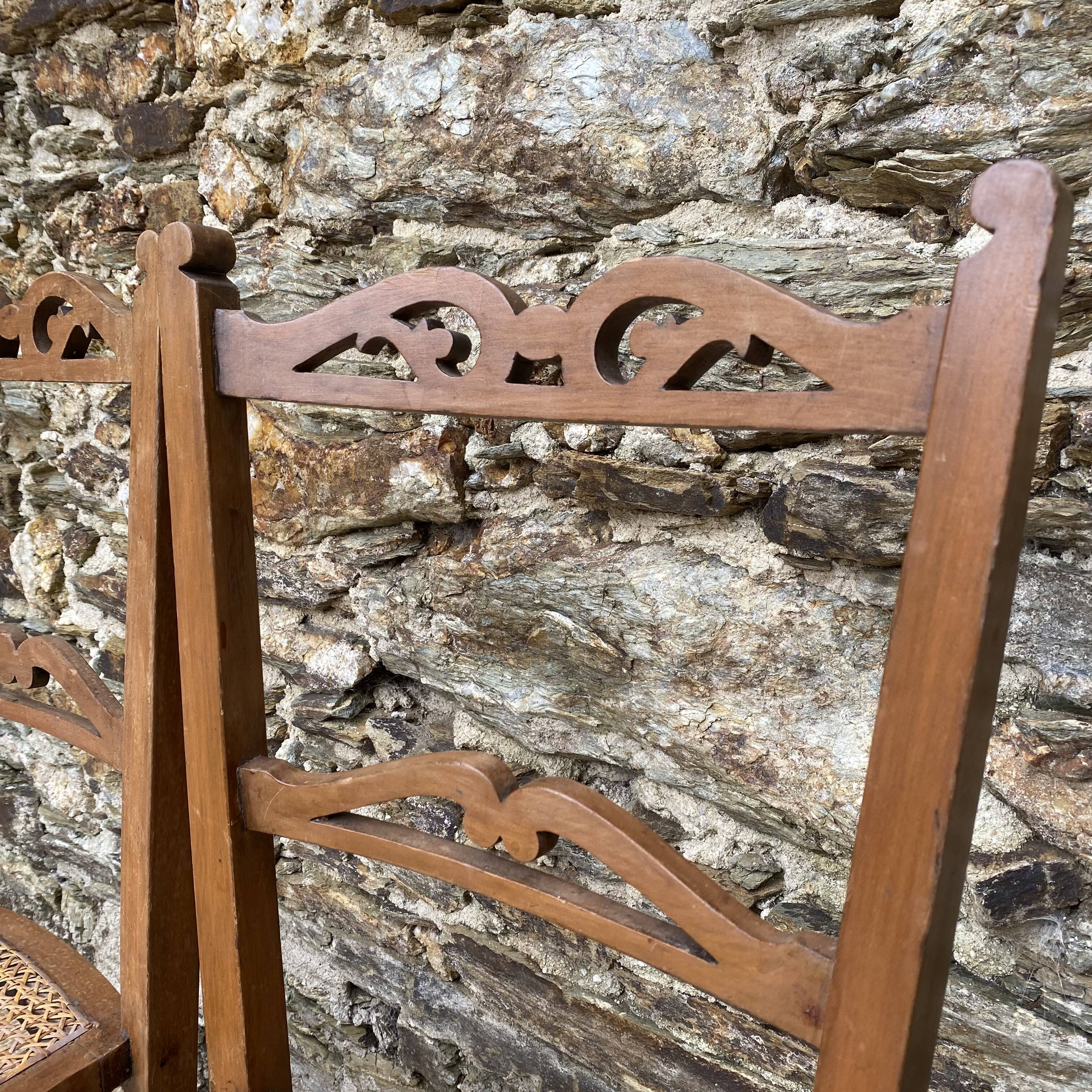 Chaises anciennes en bois et cannage