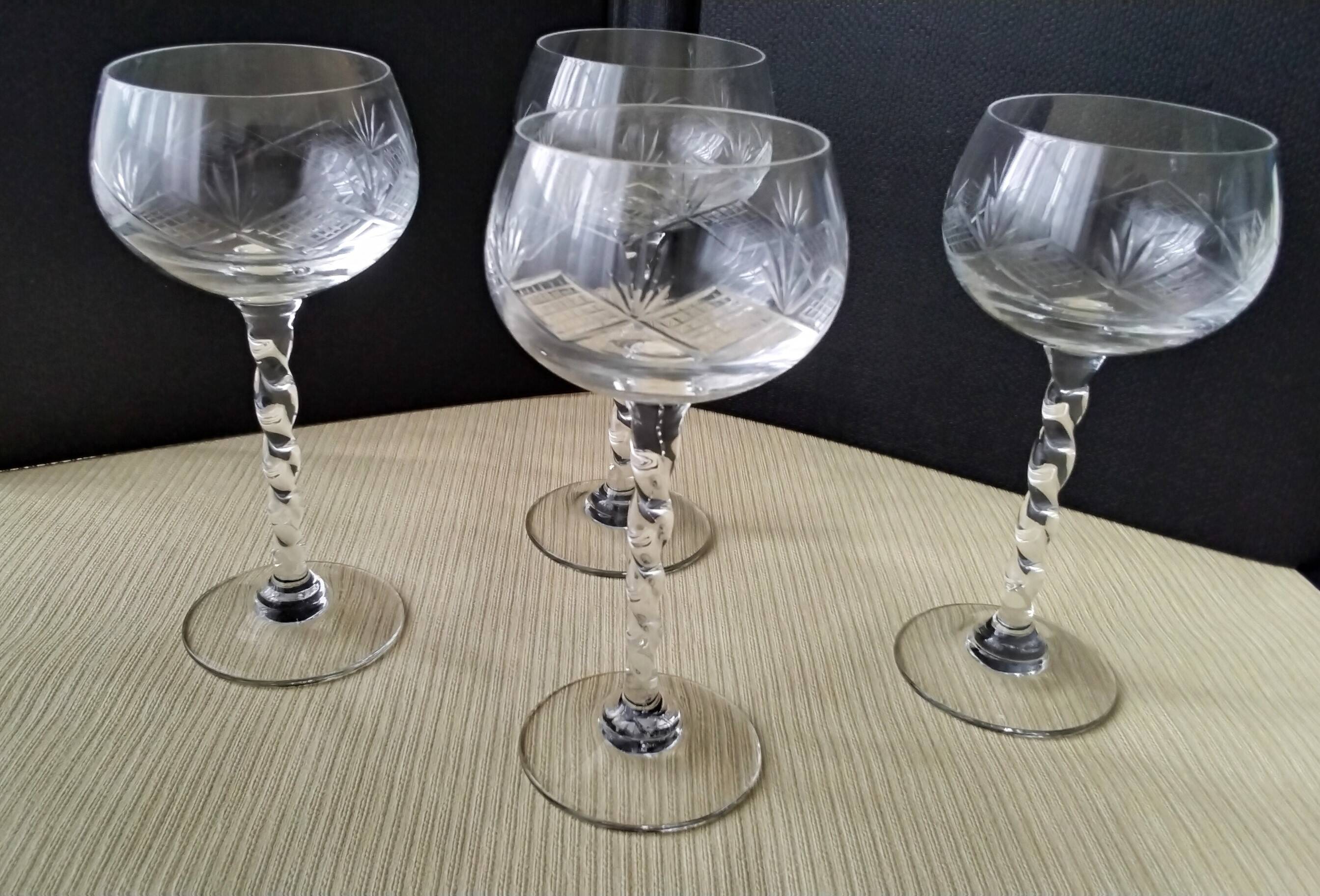 4 twisted stem glasses for white or rosé wine