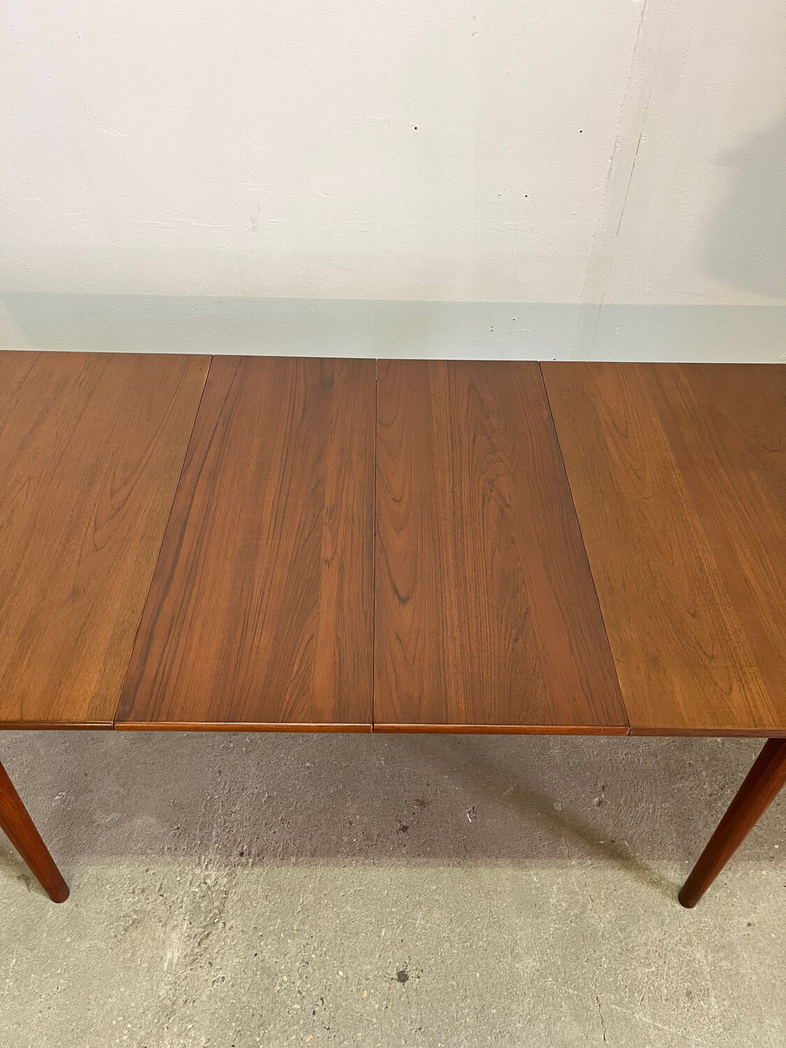 Scandinavian table with extensions