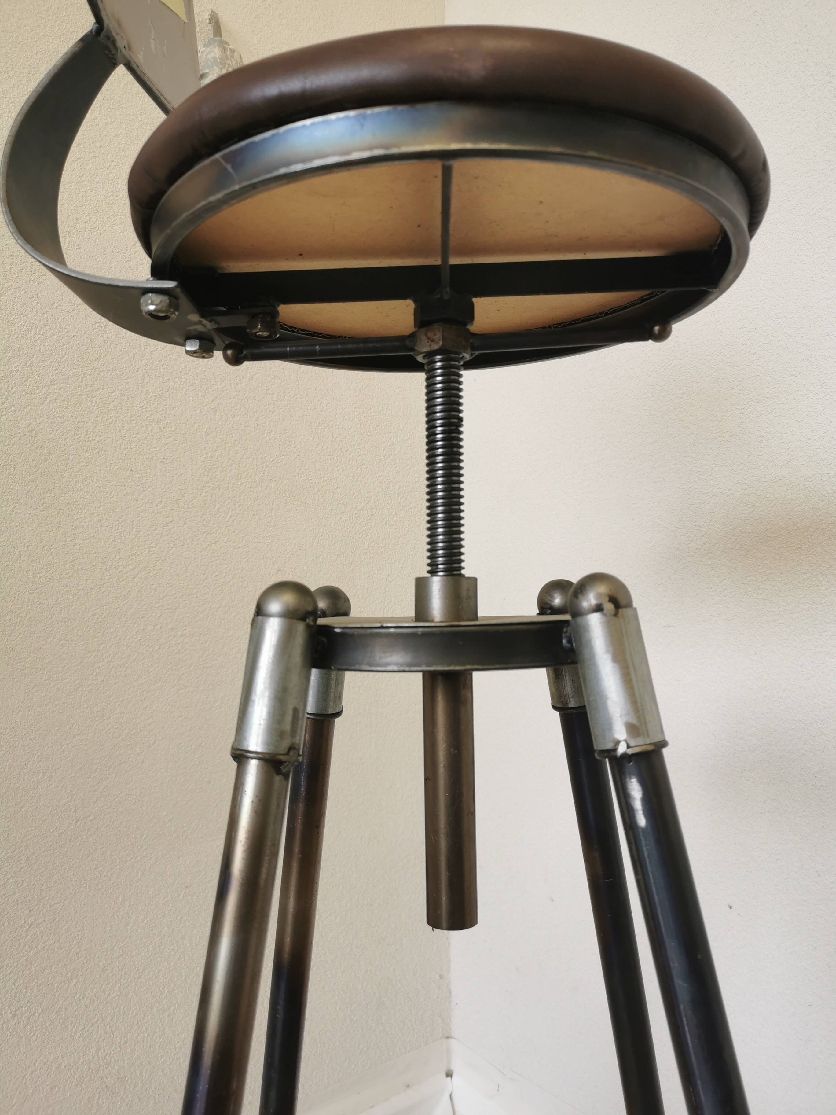 Chaise de bar vintage en métal faite à la main : siège pivotant en cuir à hauteur réglable