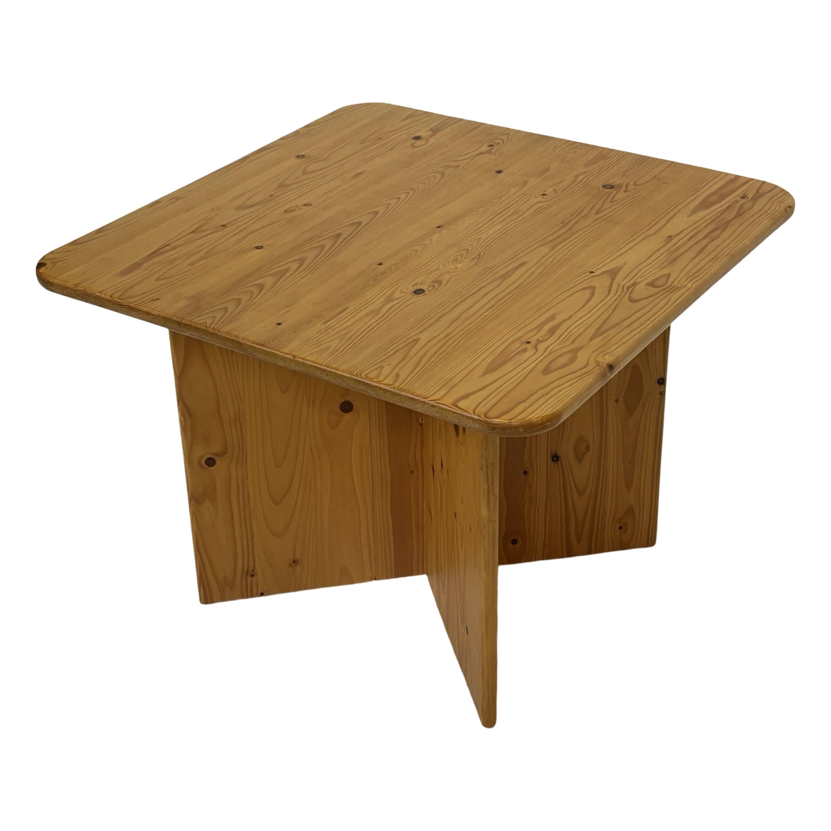 Table basse / table d'appoint vintage en pin au design organique minimaliste