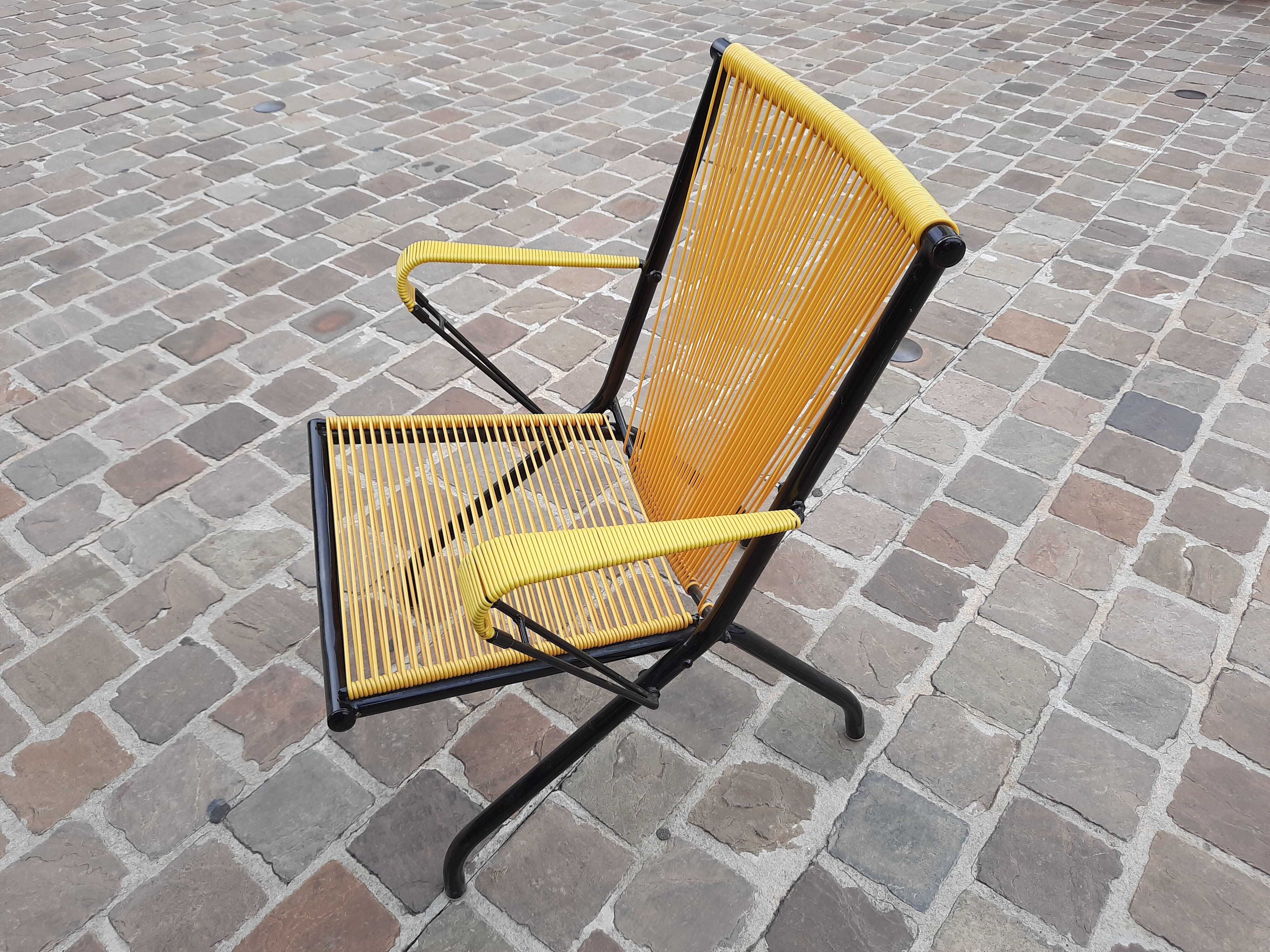 Folding chair in red scoubidou and black metal structure