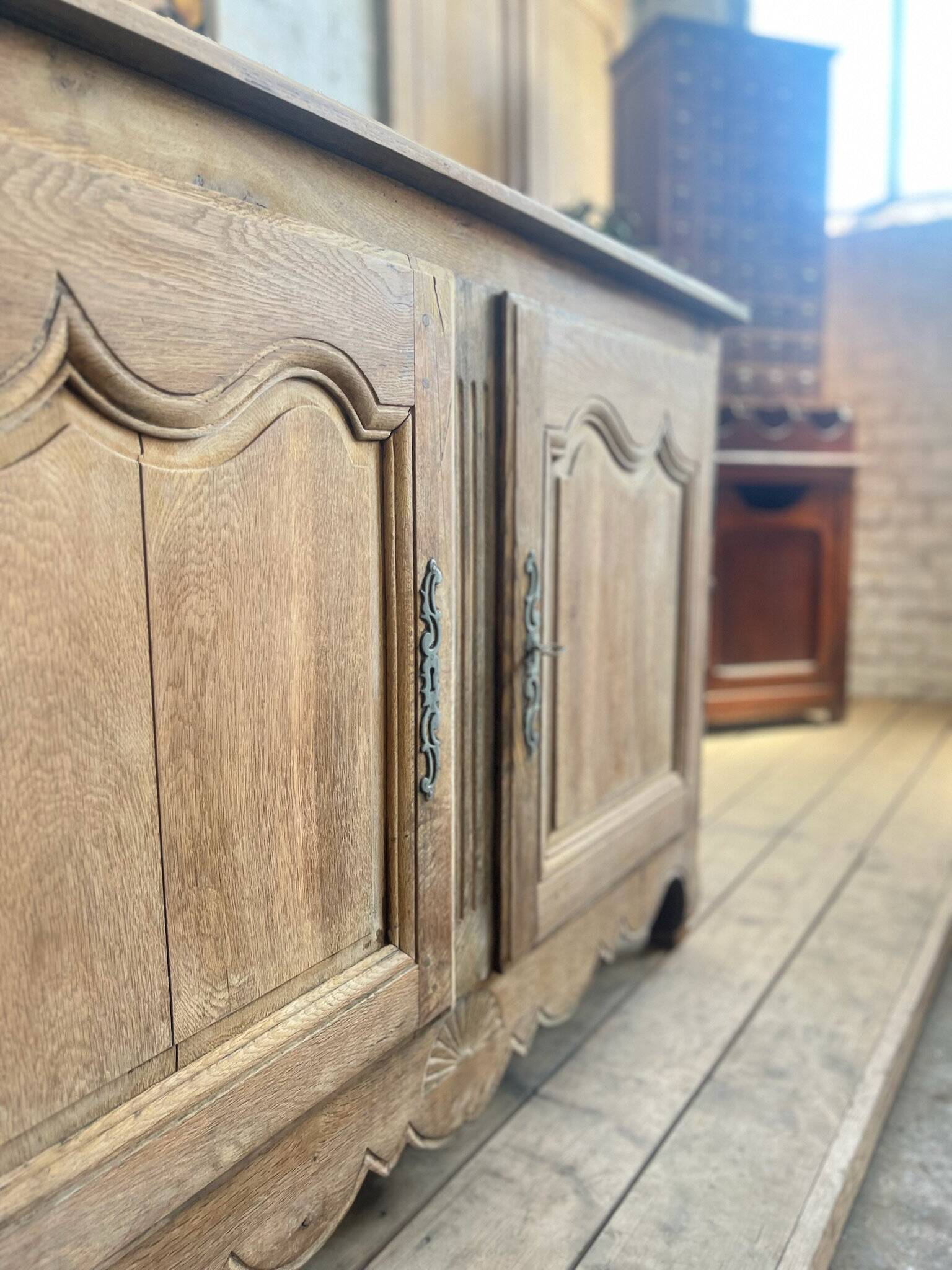 Ancien buffet de chasse en chêne massif