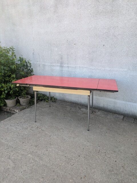 Table en formica rouge