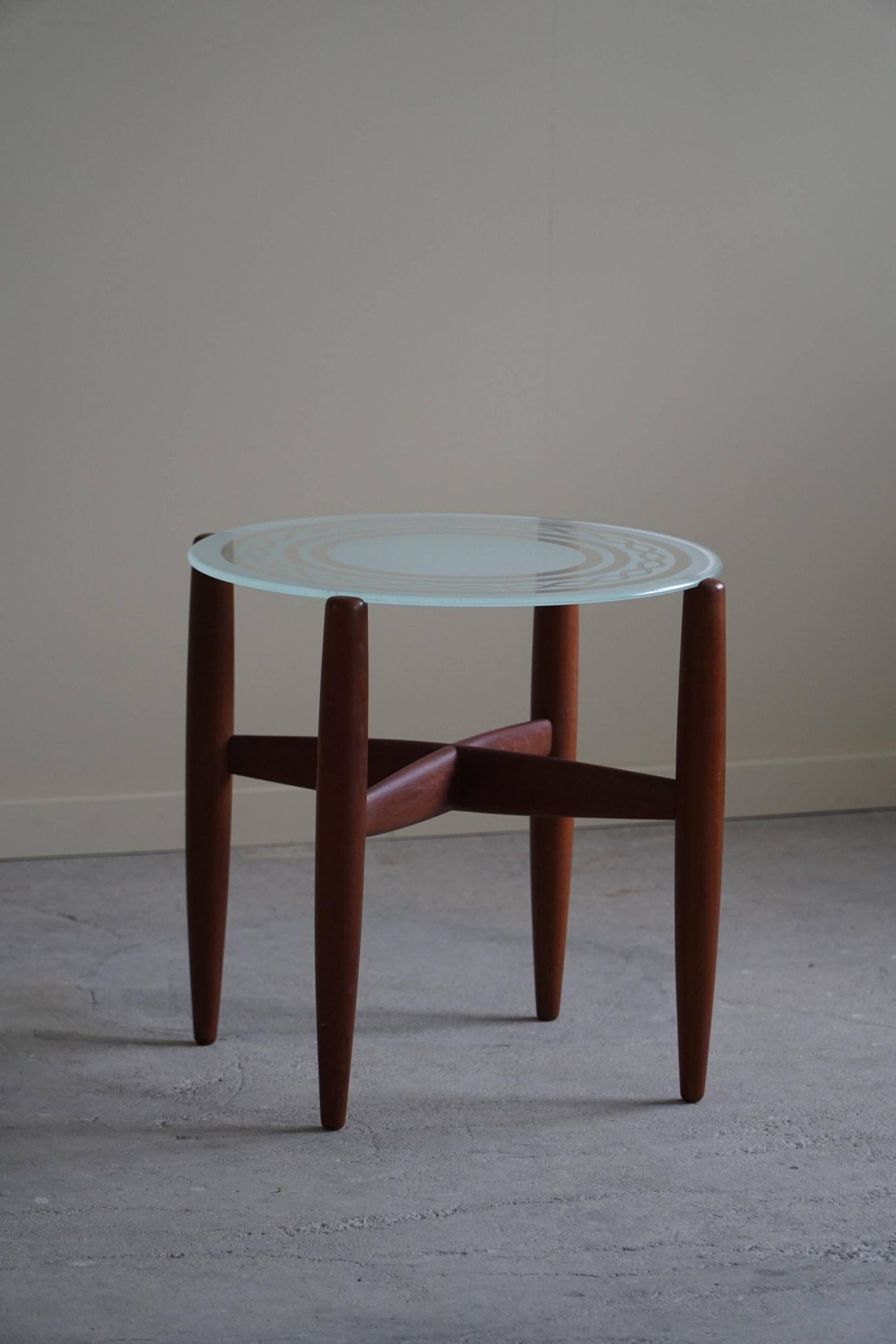 Table d'appoint en teck et verre, design danois milieu du siècle, fabriquée dans les années 1960