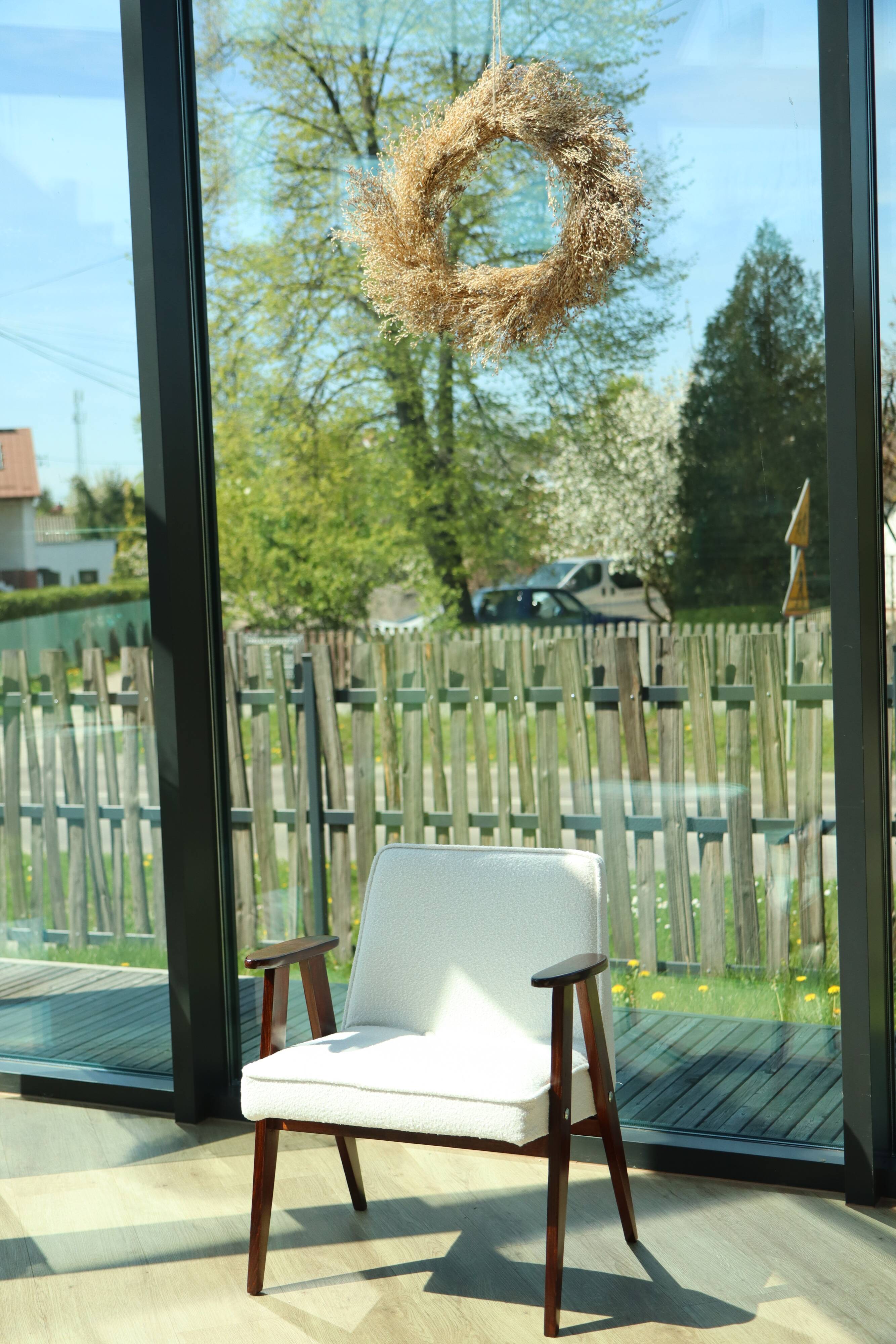 Fauteuil vintage Boucle Blanche par J. Chierowski n°366, 1960, Pologne Rénové en Bois de Hêtre Foncé