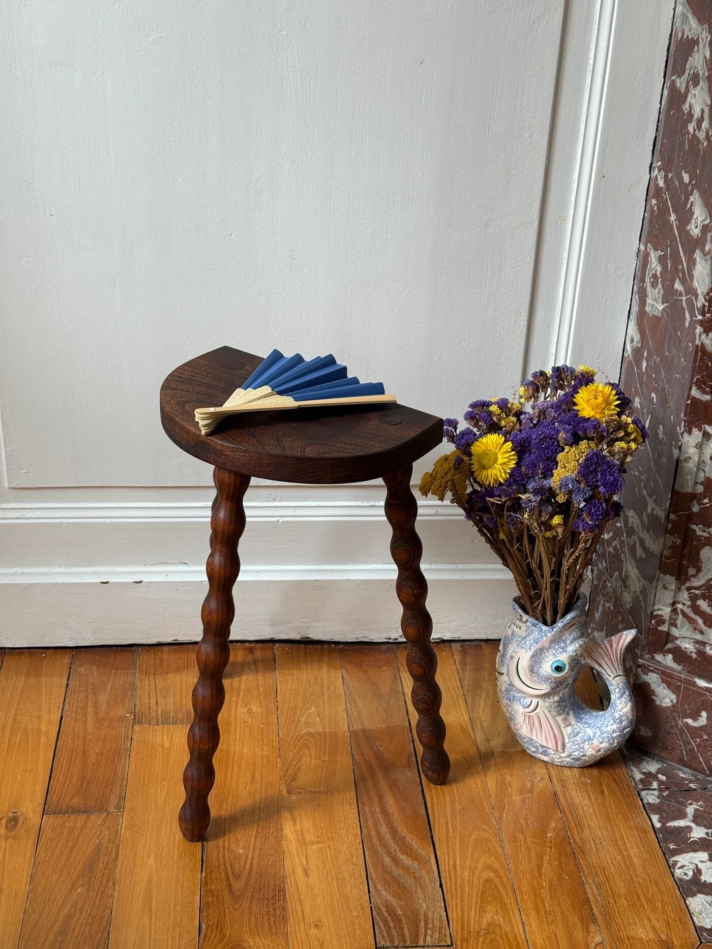 Tabouret tripode en bois tourné