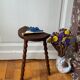 Tabouret tripode en bois tourné