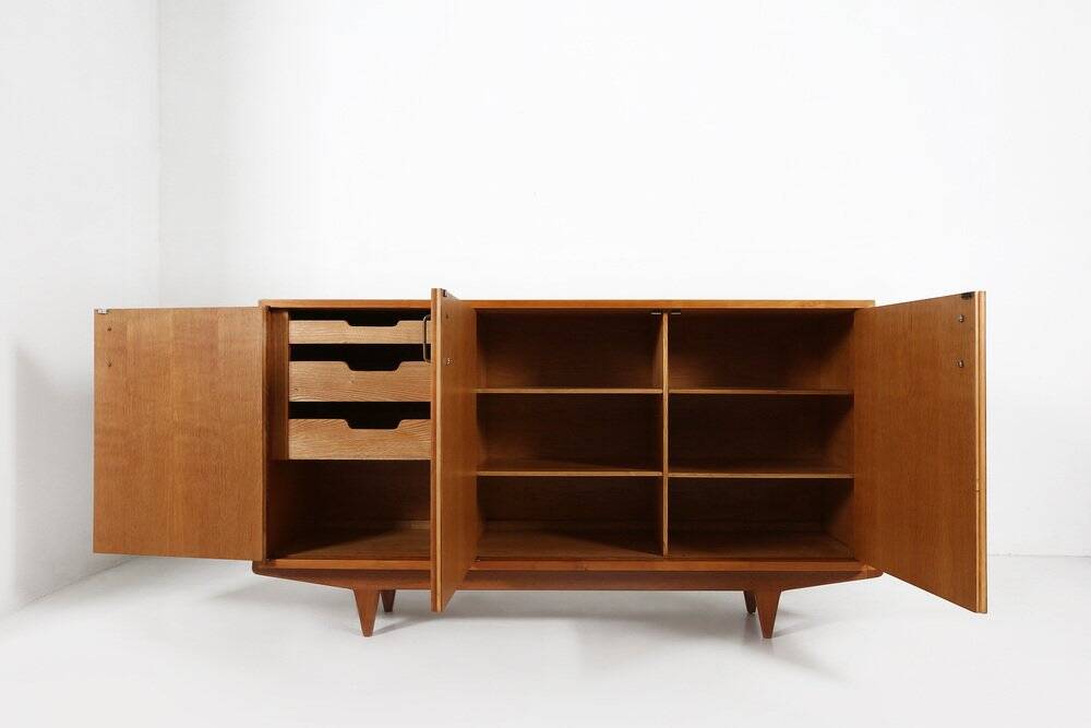 Buffet français des années 1950 en bois de cerisier massif.