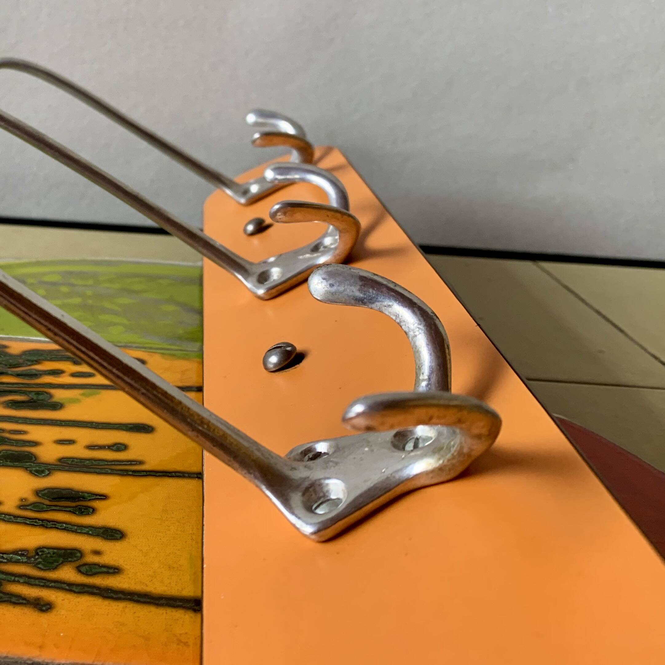 Portemanteau vintage en Formica orange - 4 crochets