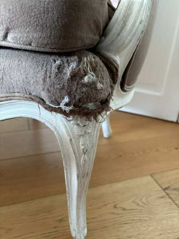 Paire de fauteuils anciens de style Louis XV en bois sculpté et velours