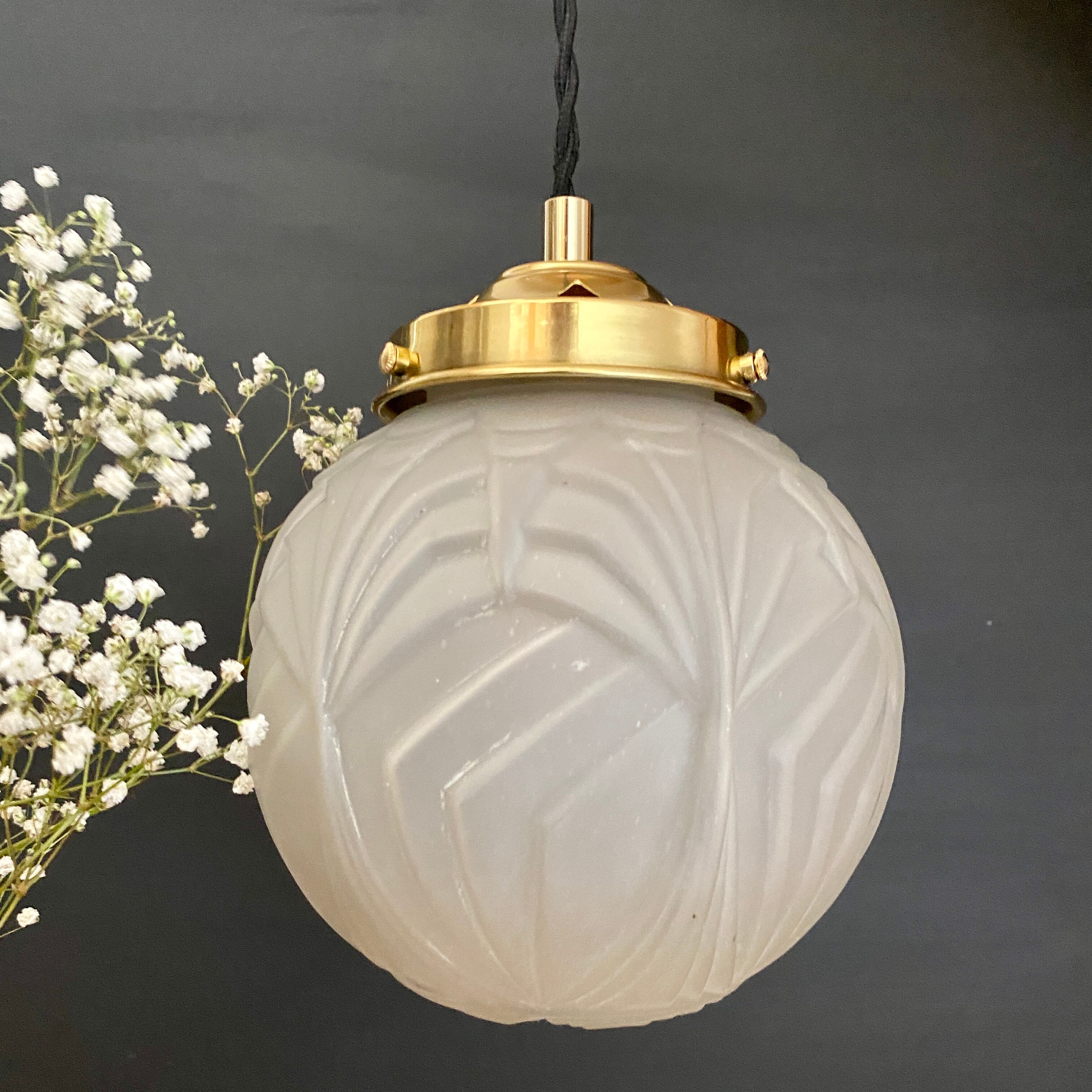 Suspension globe vintage art déco en verre dépoli