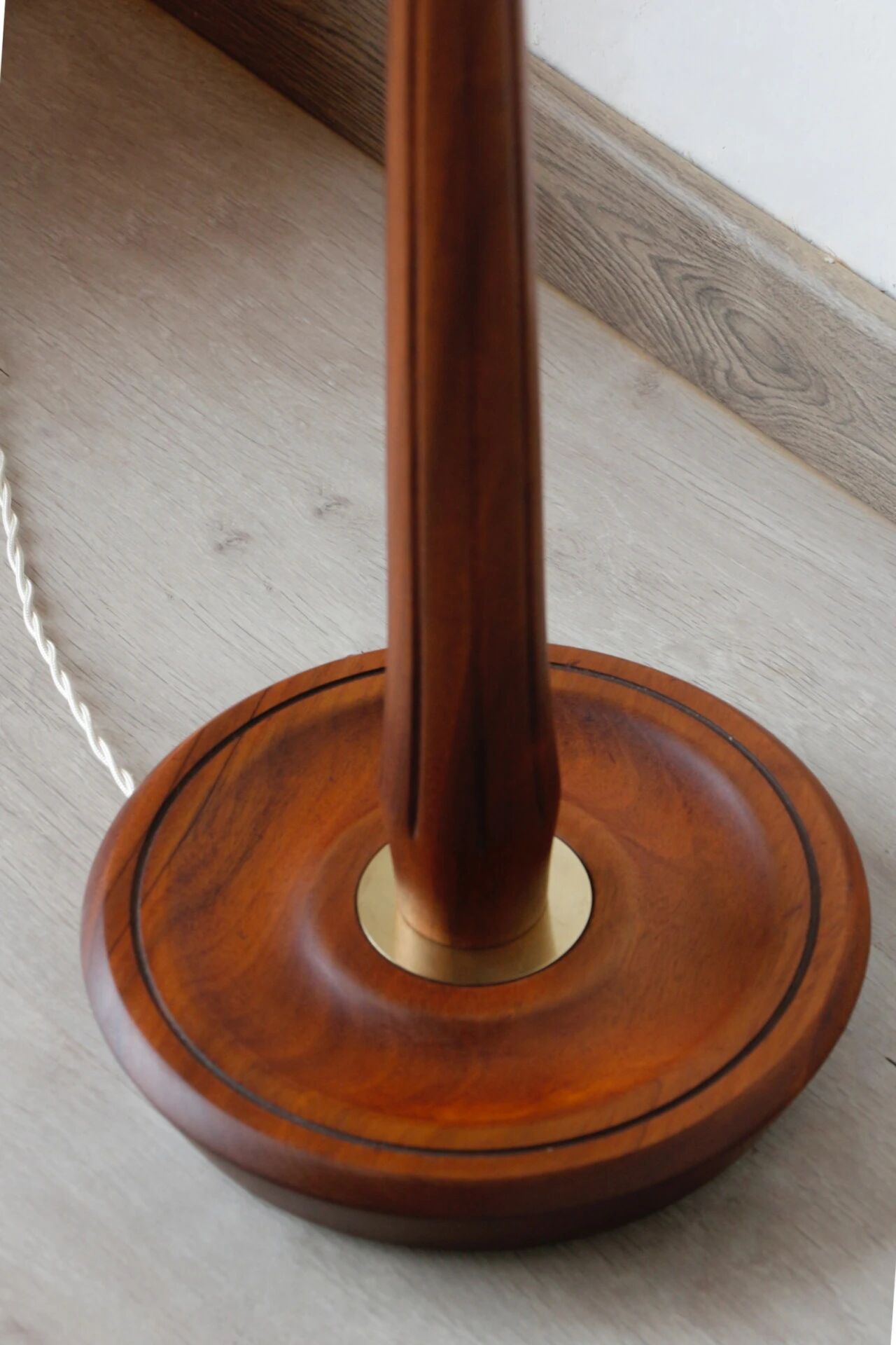 Lampadaire années 60 en teck et laiton – luminaire vintage