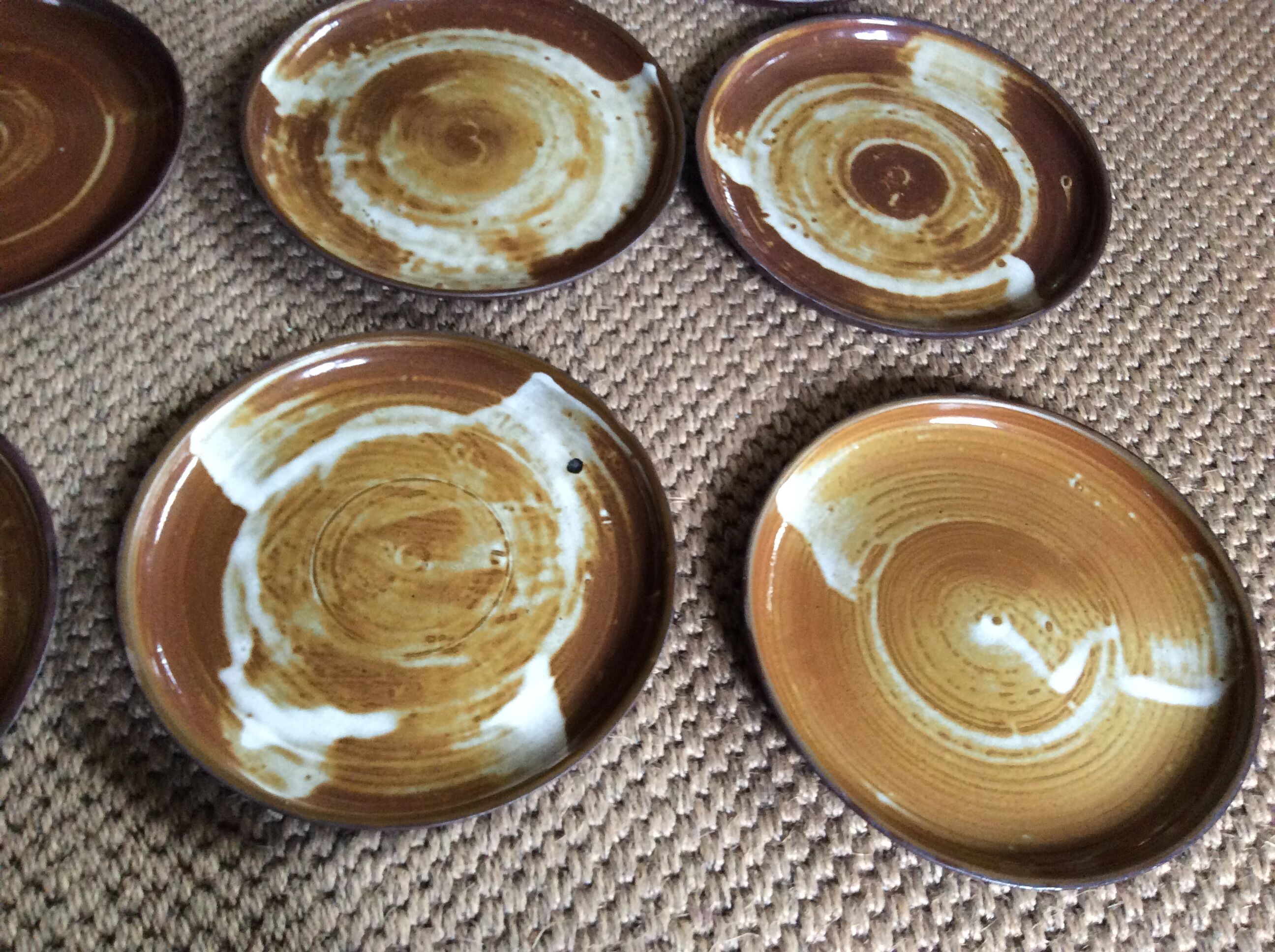 Série de 12 assiettes plates en grès