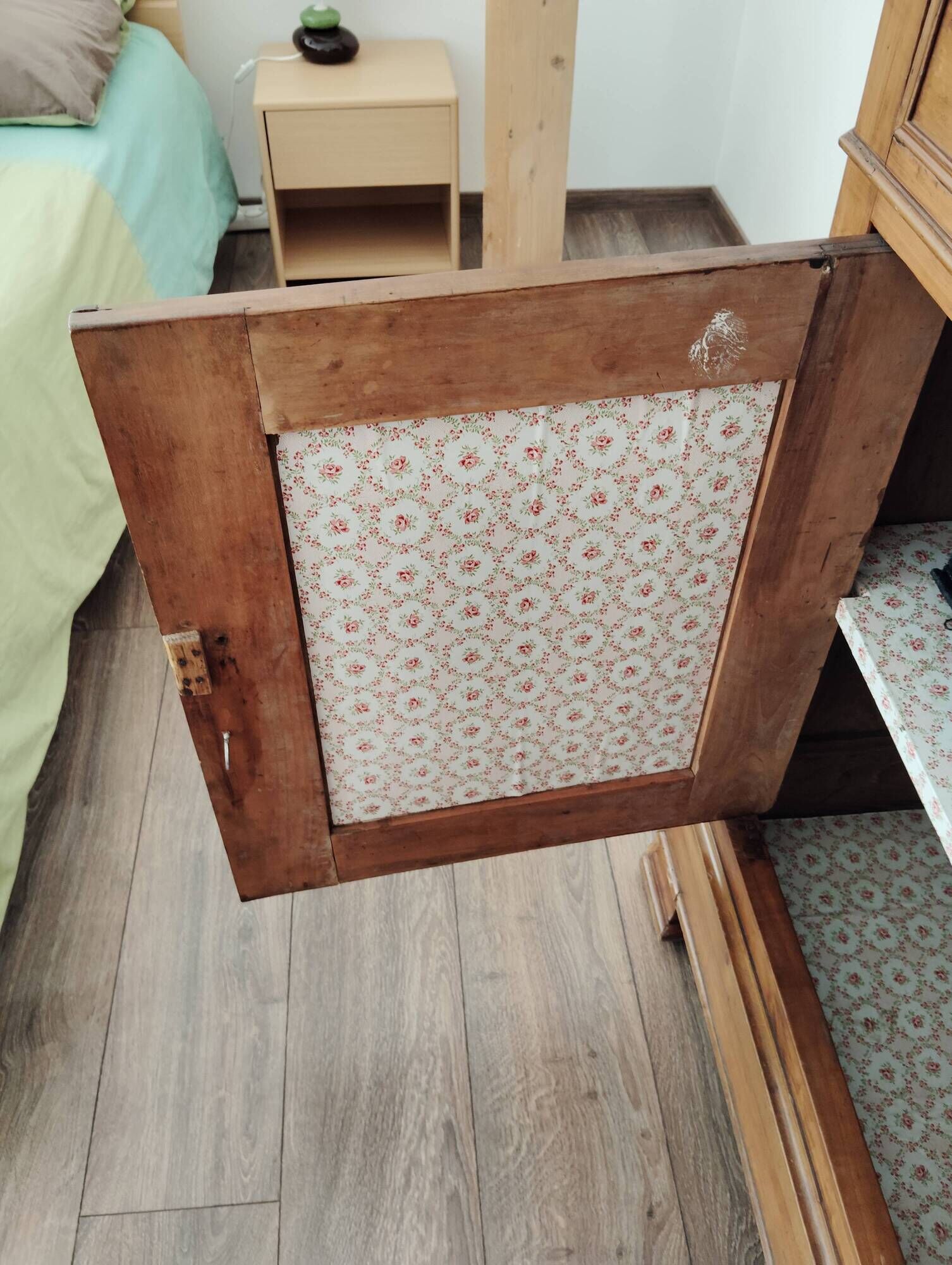Chest of drawers from the late 1800s in solid cherry wood.