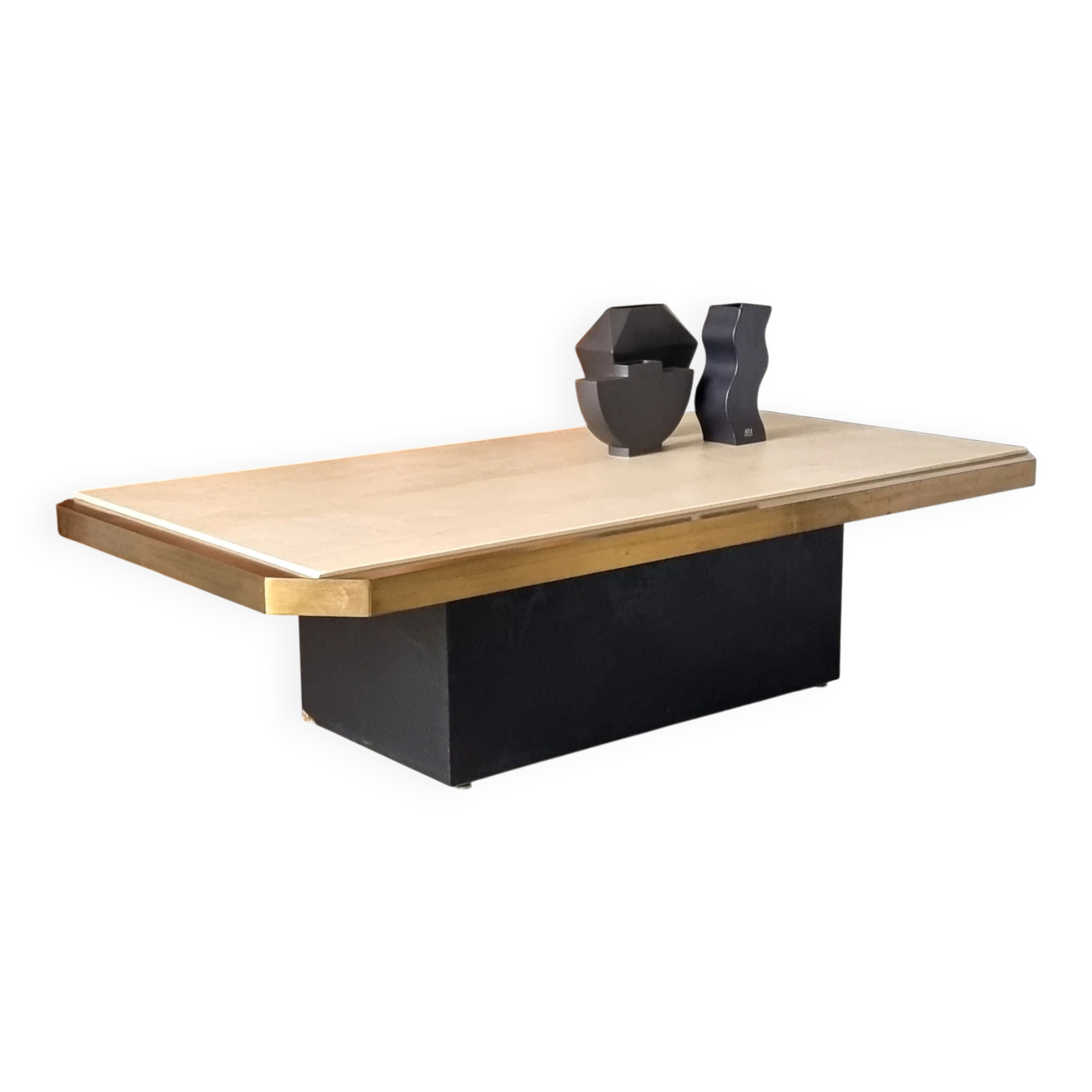 Coffee table in brass and travertine.