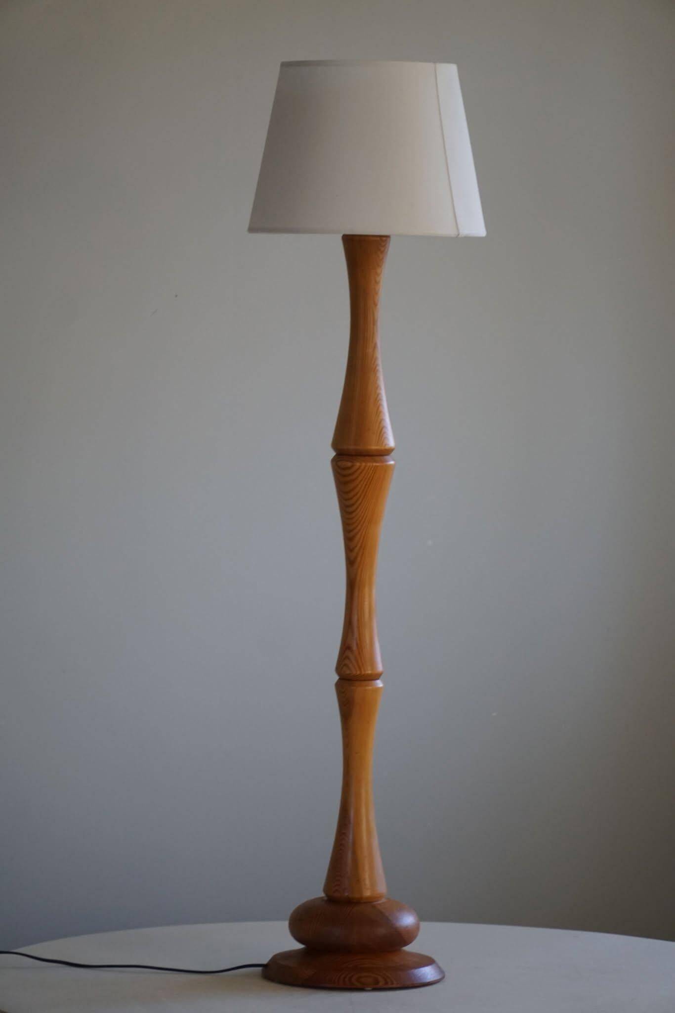 Modern sculptural Scandinavian floor lamp in solid pine, 1970s.