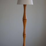 Modern sculptural Scandinavian floor lamp in solid pine, 1970s.