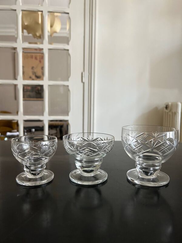 ensemble de verres anciens ciselés