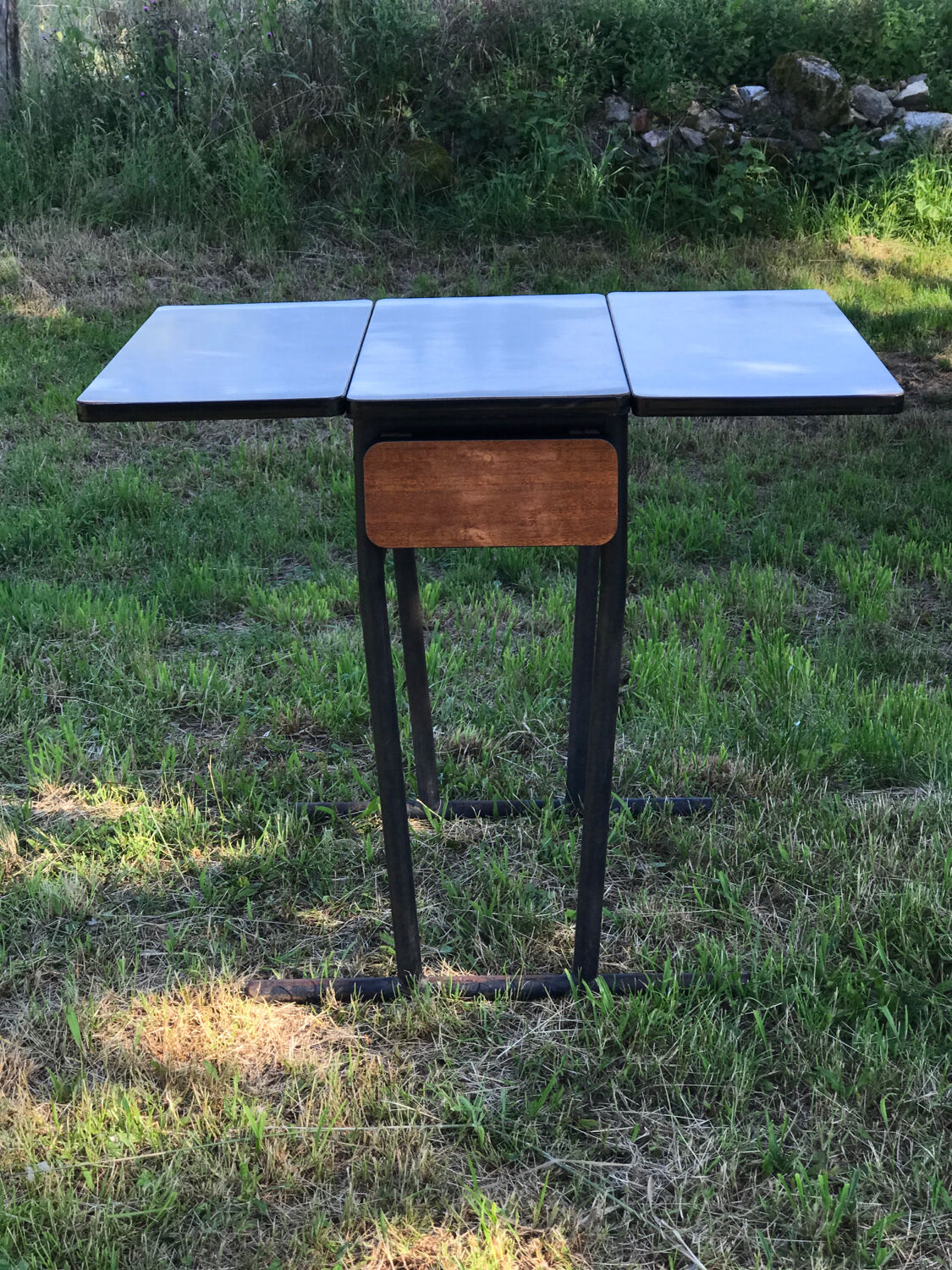 Table formica feet tubes bar