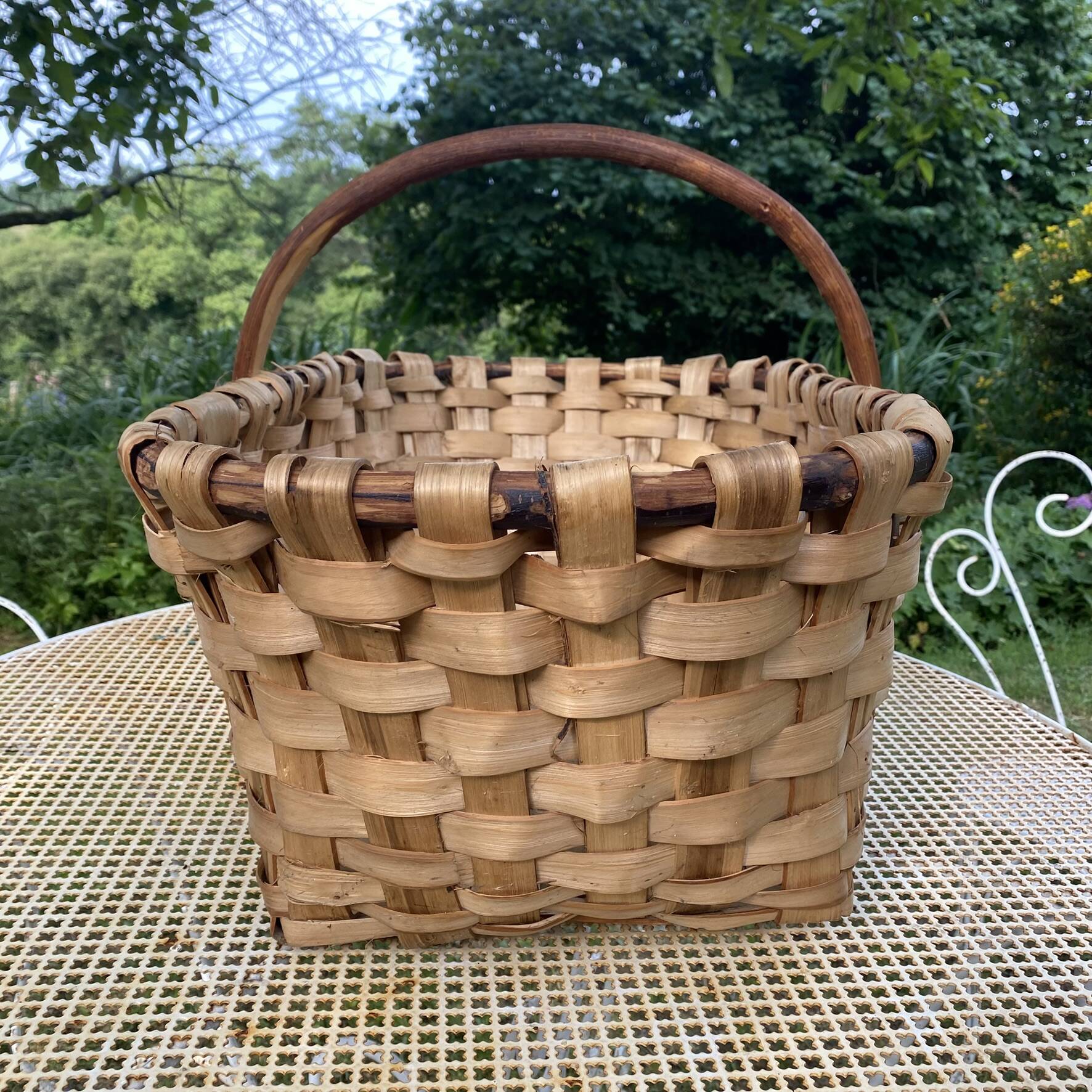 Panier en châtaignier et noisetier