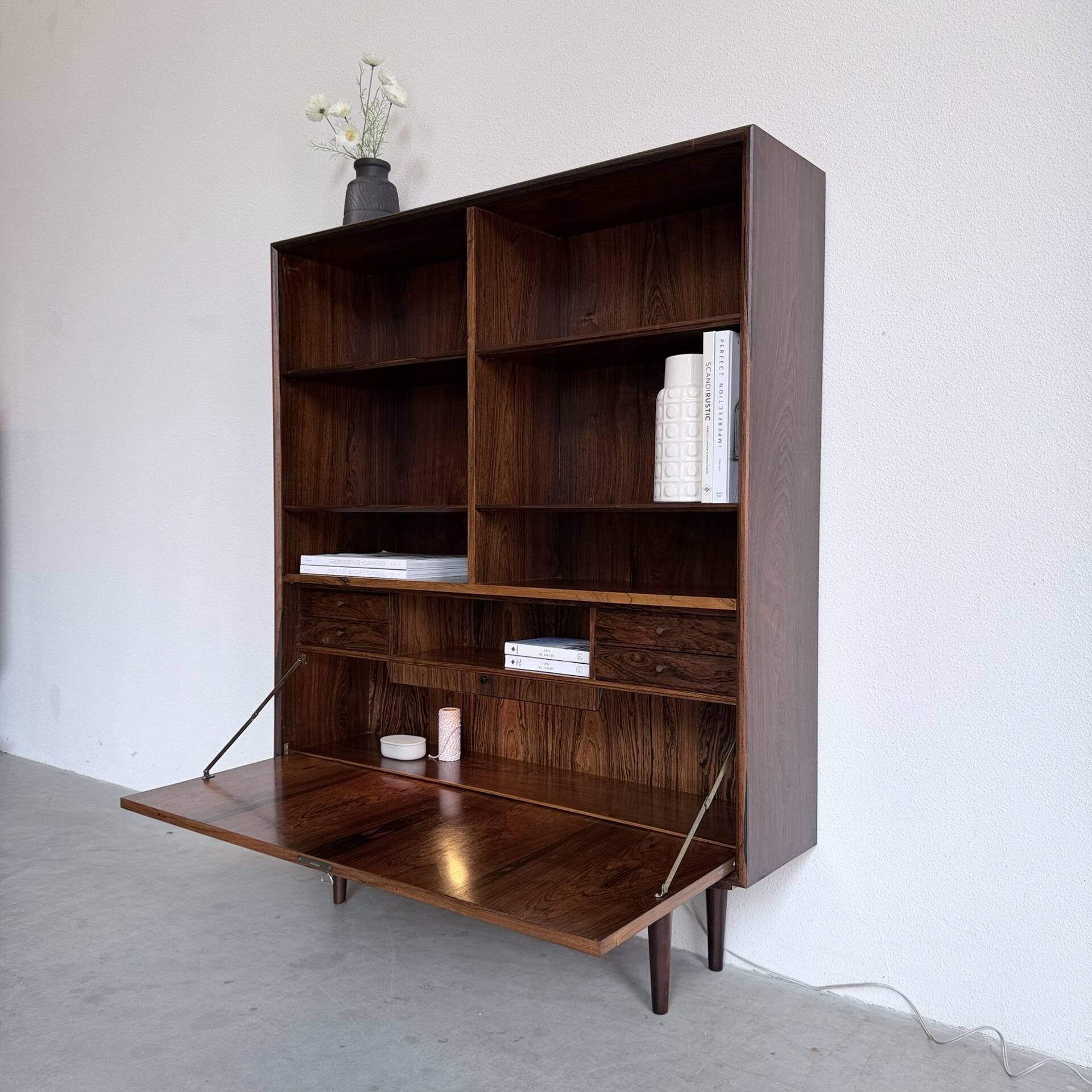 Bibliothèque vintage en palissandre avec éclairage