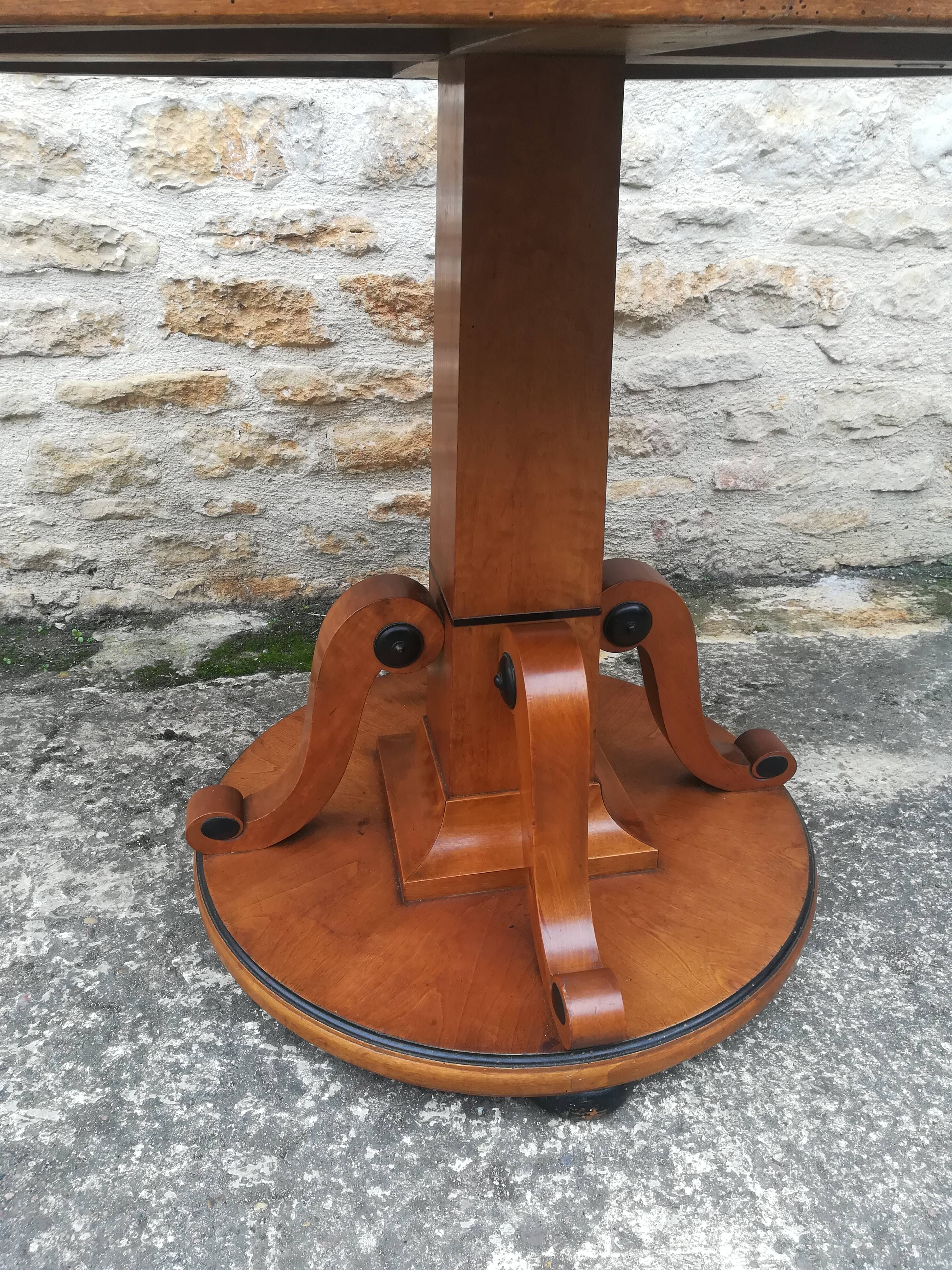 Oval pedestal table