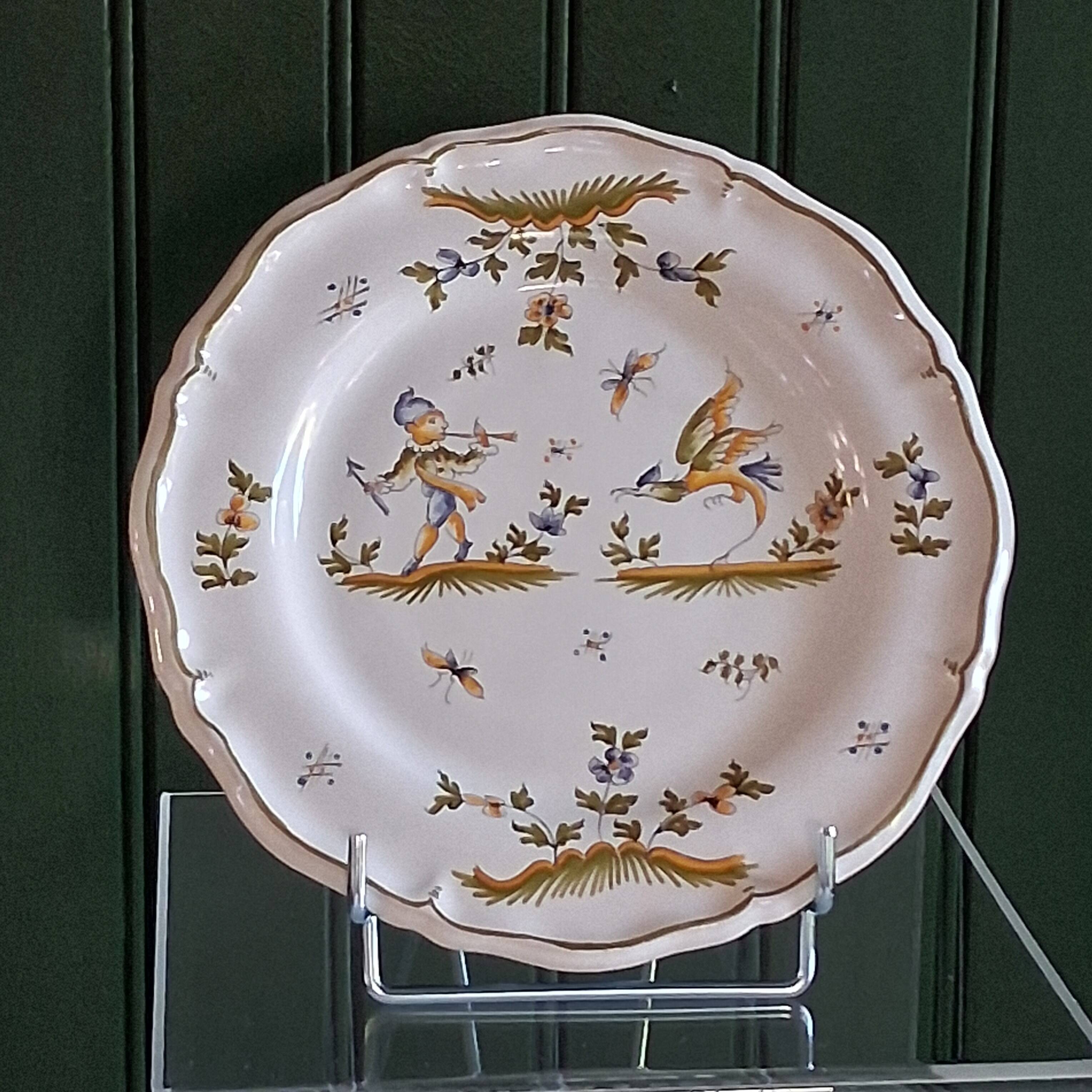 Moustiers scalloped plate in very good condition.