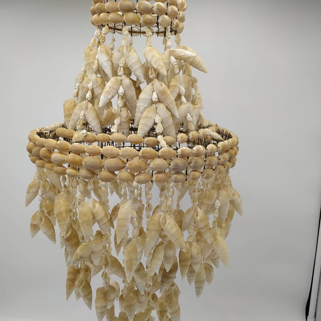Suspension vintage cowries shells