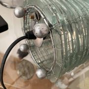 Lampe en verre de couleur bleutée et fil de fer