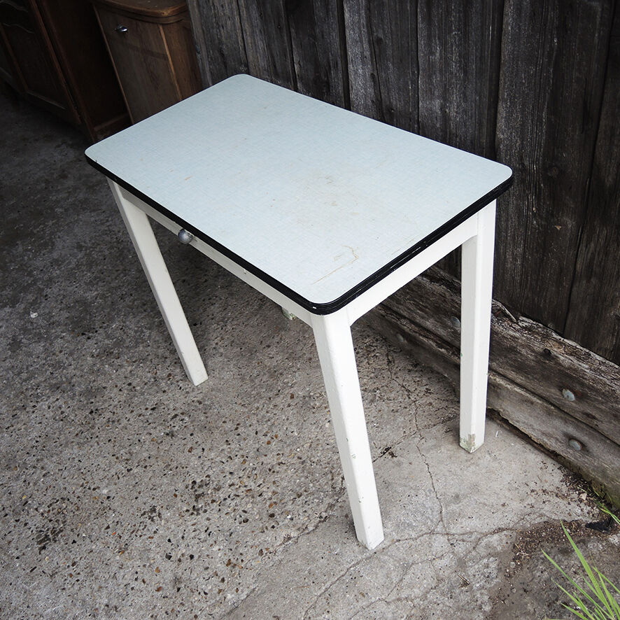 Ancienne table d’appoint en bois laqué blanc et formica vert d’eau