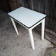 Ancienne table d’appoint en bois laqué blanc et formica vert d’eau