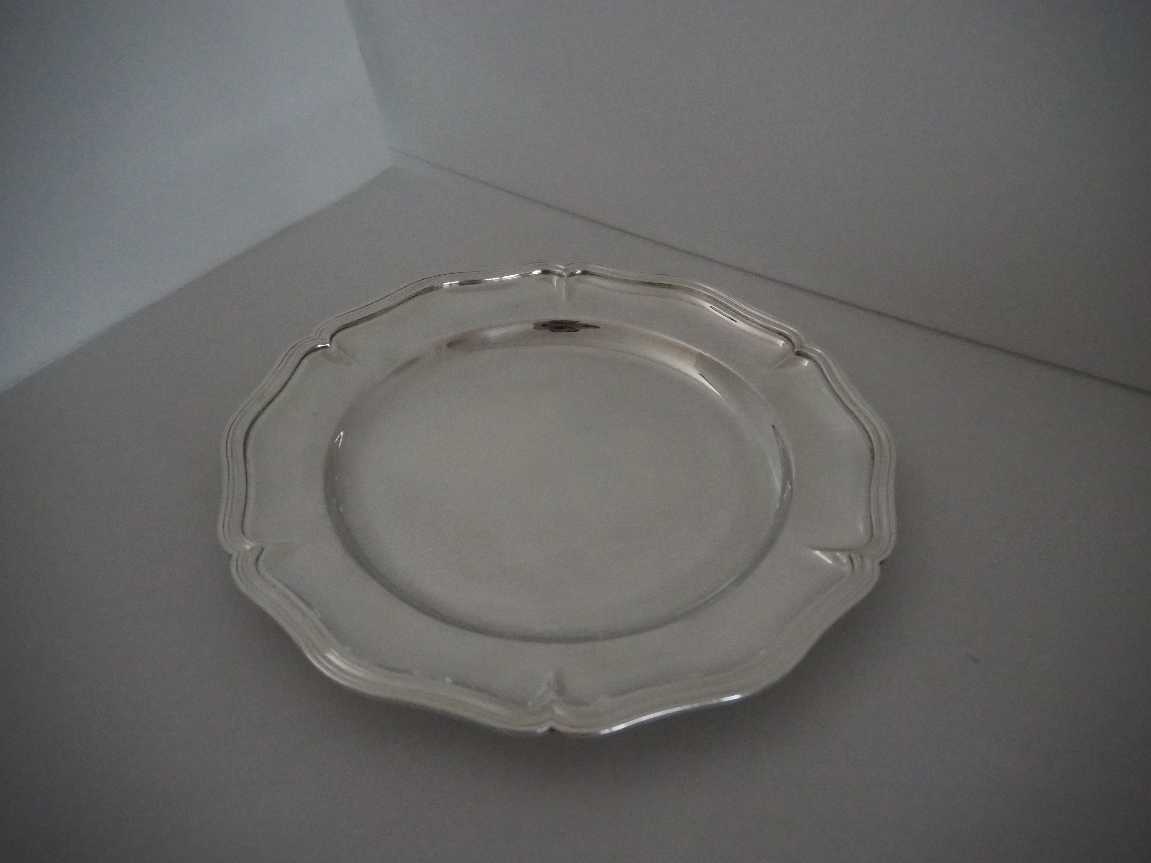 Round plate, Chinon collection with gold trim, Christofle, and its protective felt pouch.