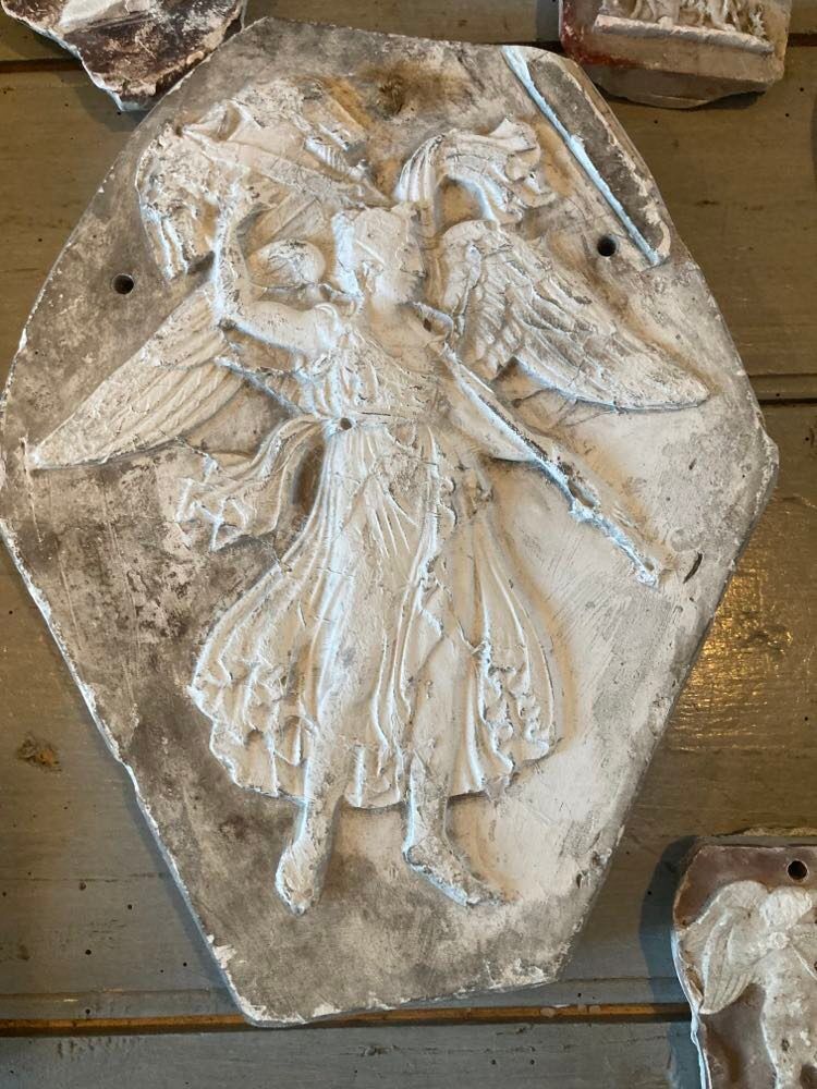 Lot bas-relief in plaster