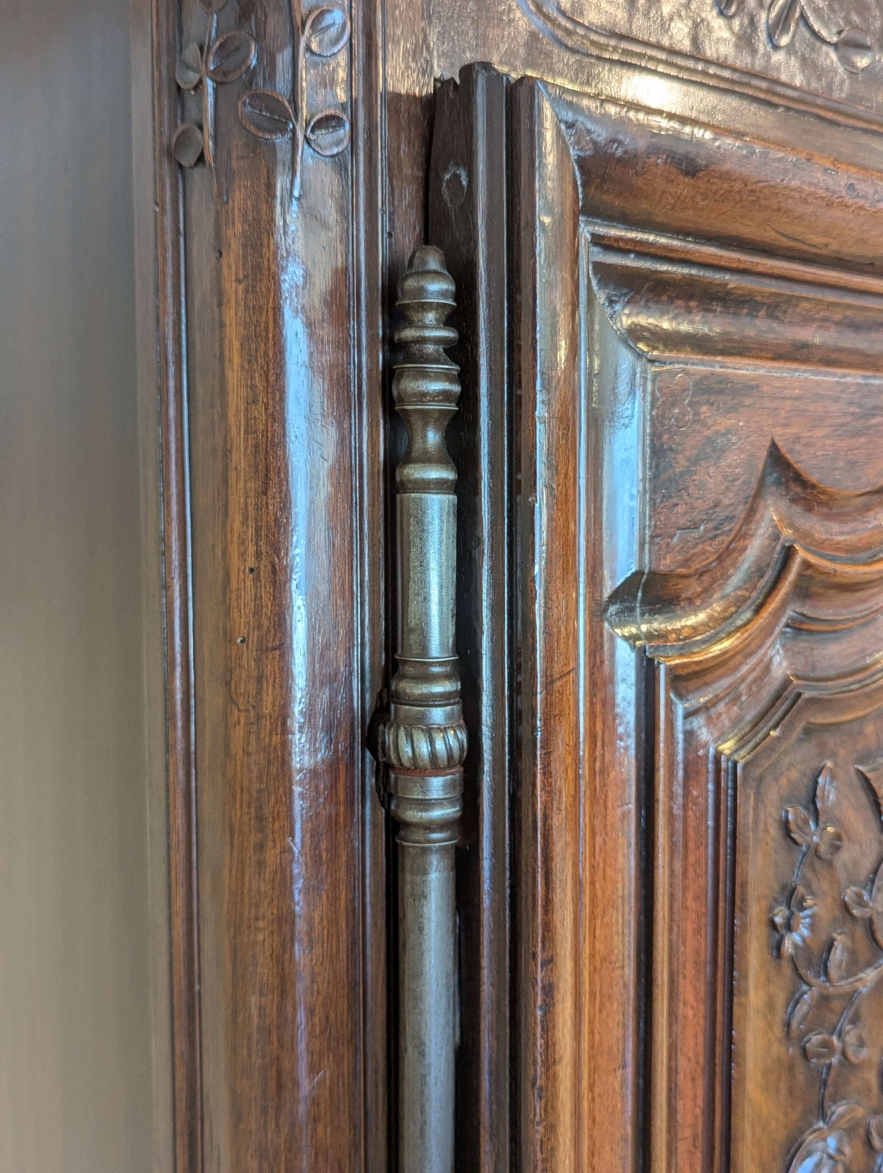 Antique Louis XV bonnetière in carved walnut – Late 18th century