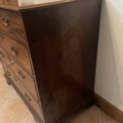 Mahogany chest of drawers, opening 5 drawers in 4 rows and fitted with brass handles.
