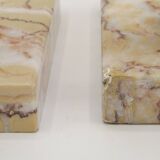 Paire de serre-livres Art déco français en étain représentant des oiseaux perchés sur une branche, socle en marbre