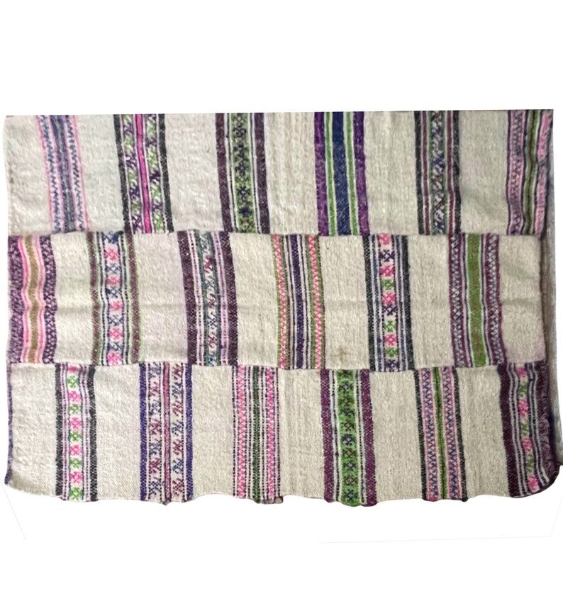 Tapis en laine blanche naturelle et moelleux avec des rayures colorées, tapis tissé à la main roumain.