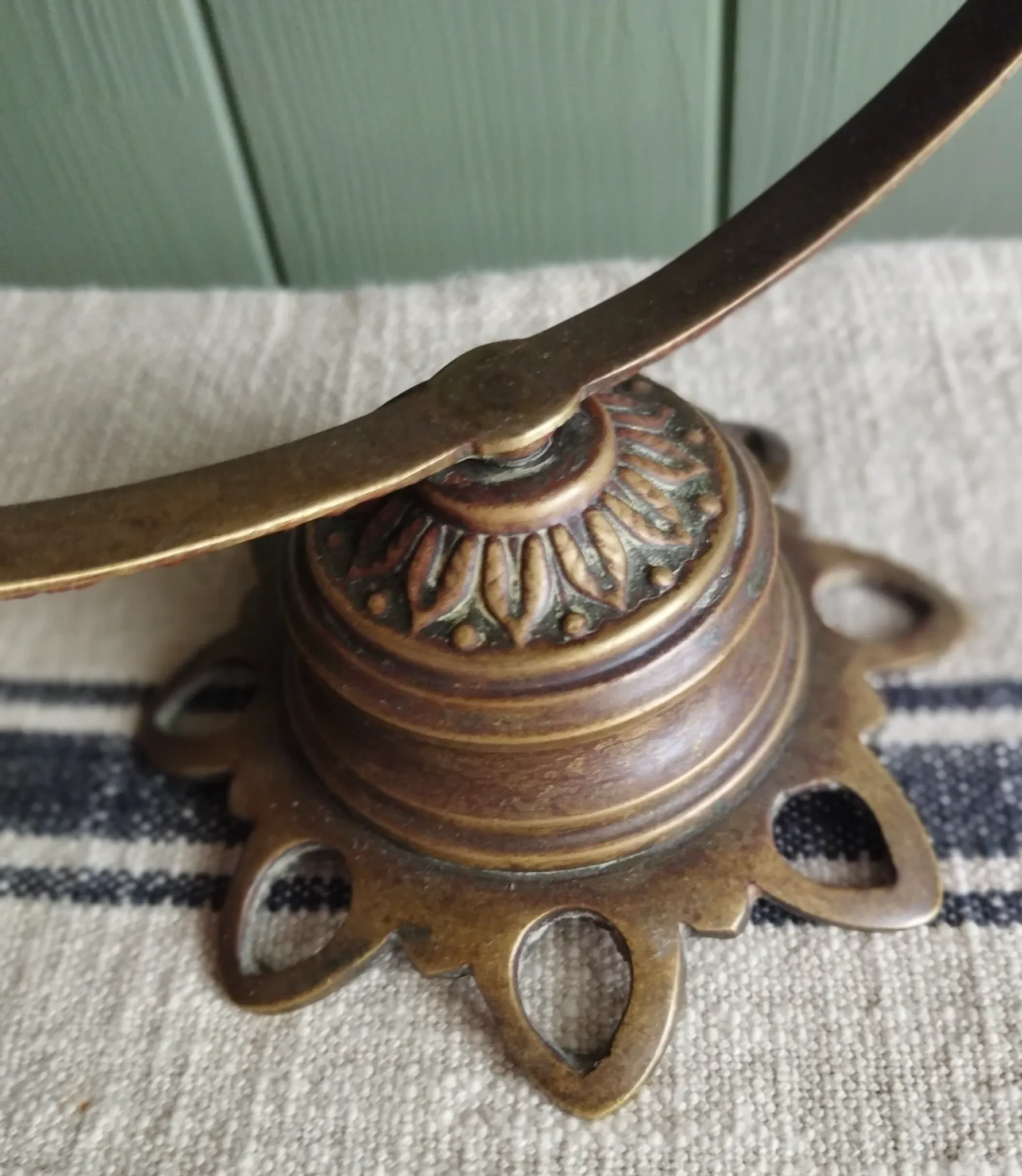 Small tabletop psyché mirror in brass