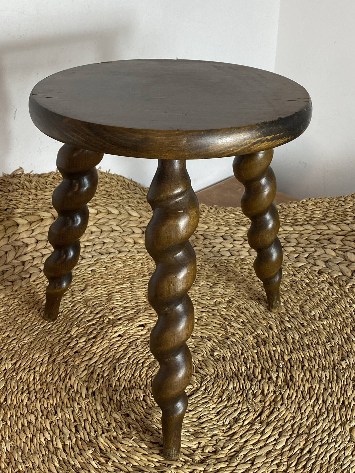 Tabouret bas rond tripode  en bois tourné