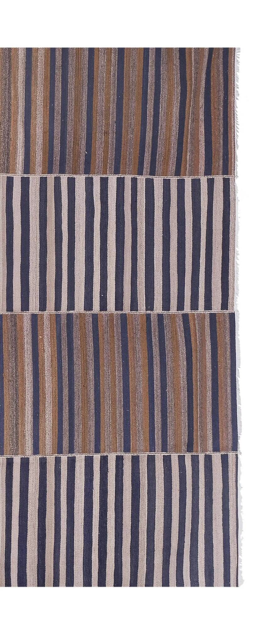 Vintage Turkish kilim, handwoven, 272x328 cm.