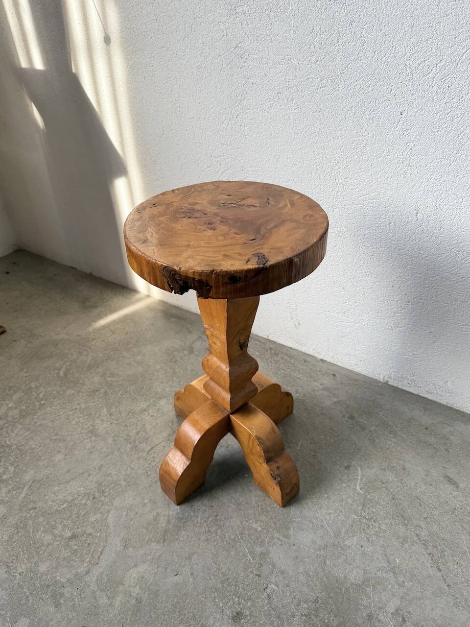 Tabouret artisanal en orme, art populaire
