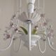Chandelier vintage en métal blanc à 5 lumières avec des fleurs de glycine roses.