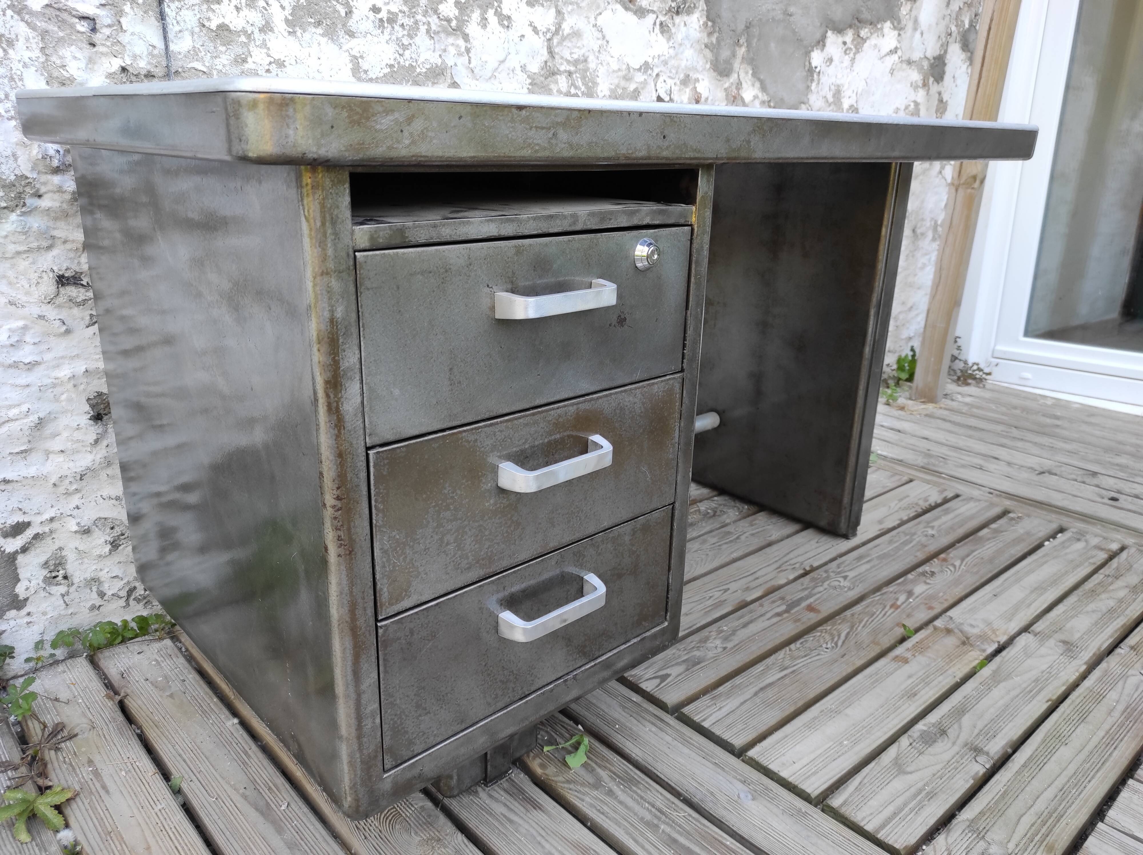 Strafor desk in brushed metal