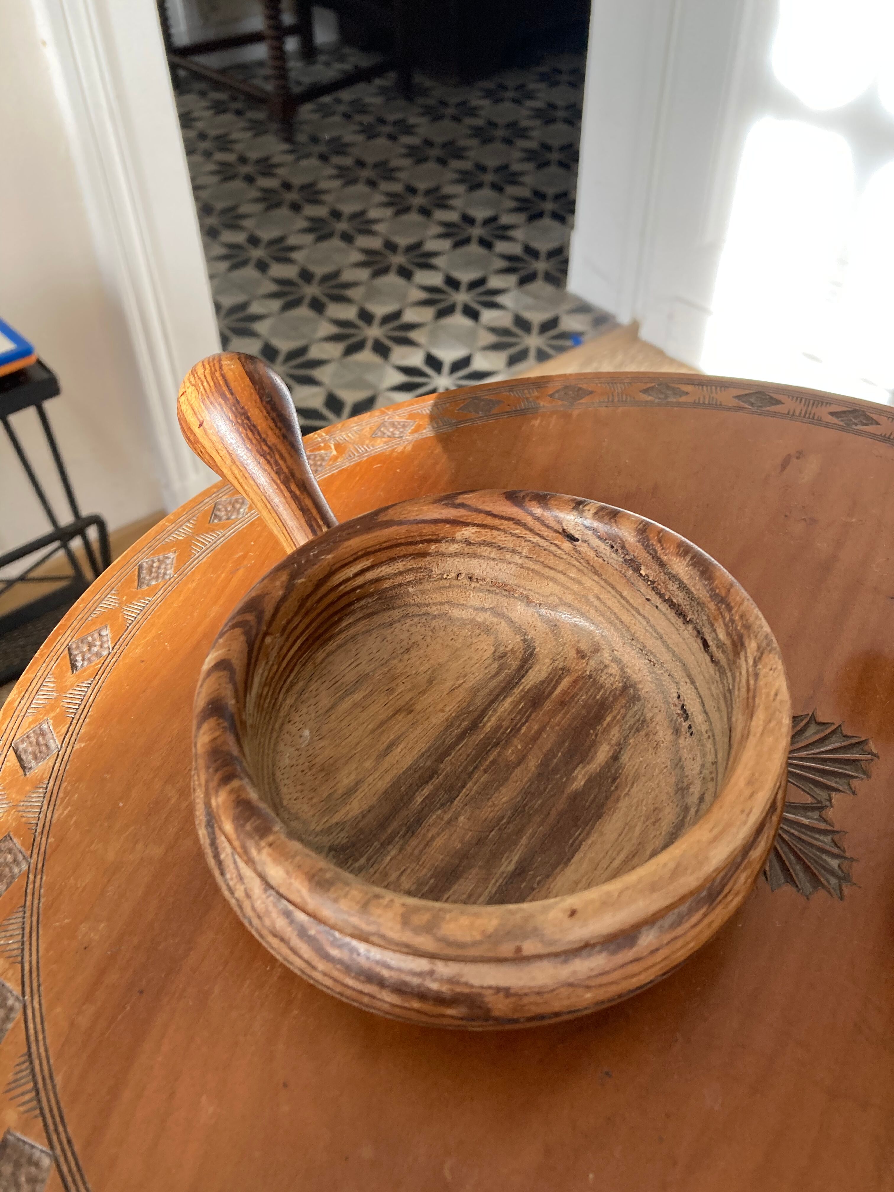 Duo of wooden raviers - vintage cup