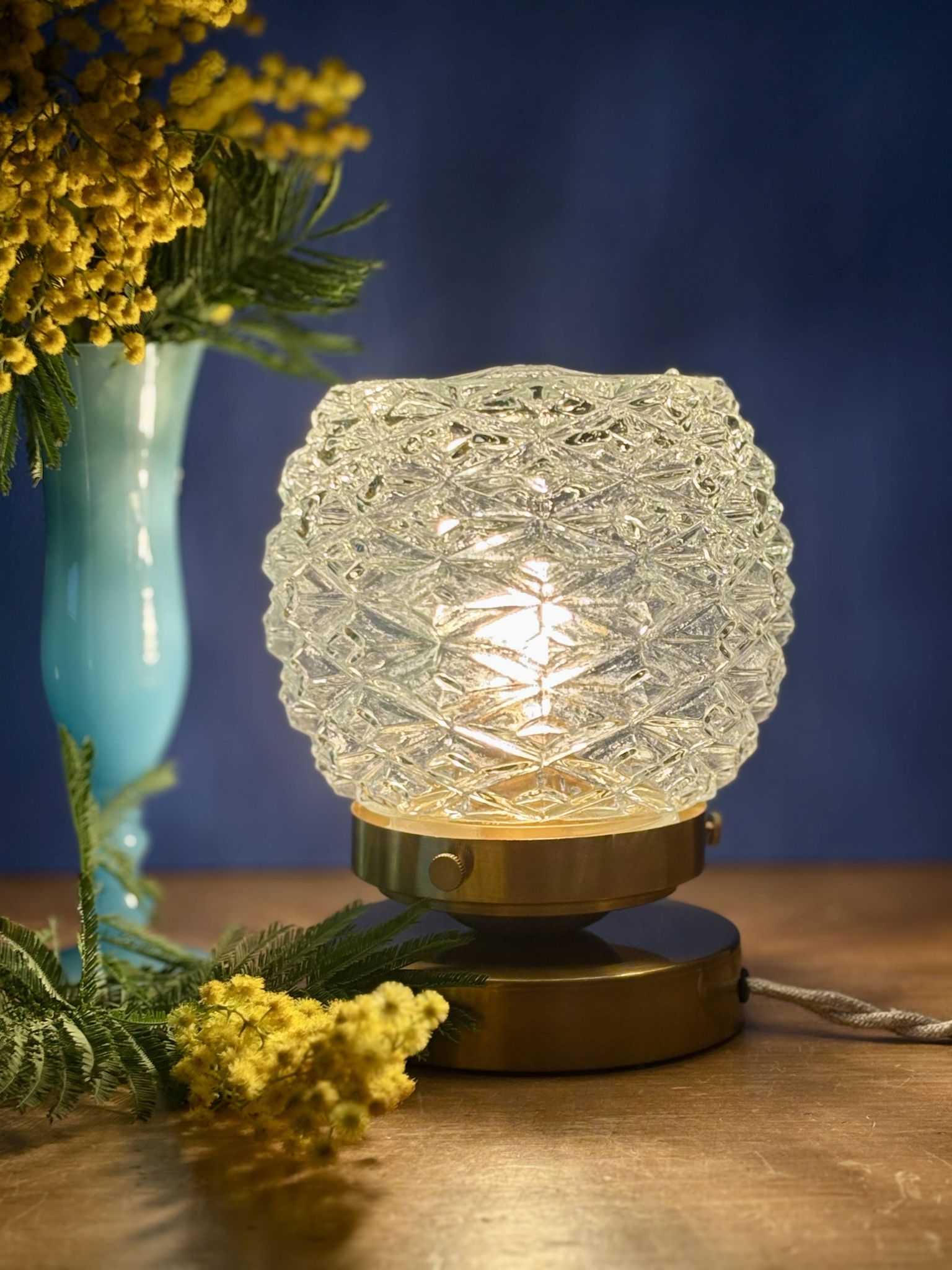 Lampe à poser globe vintage en verre moulé