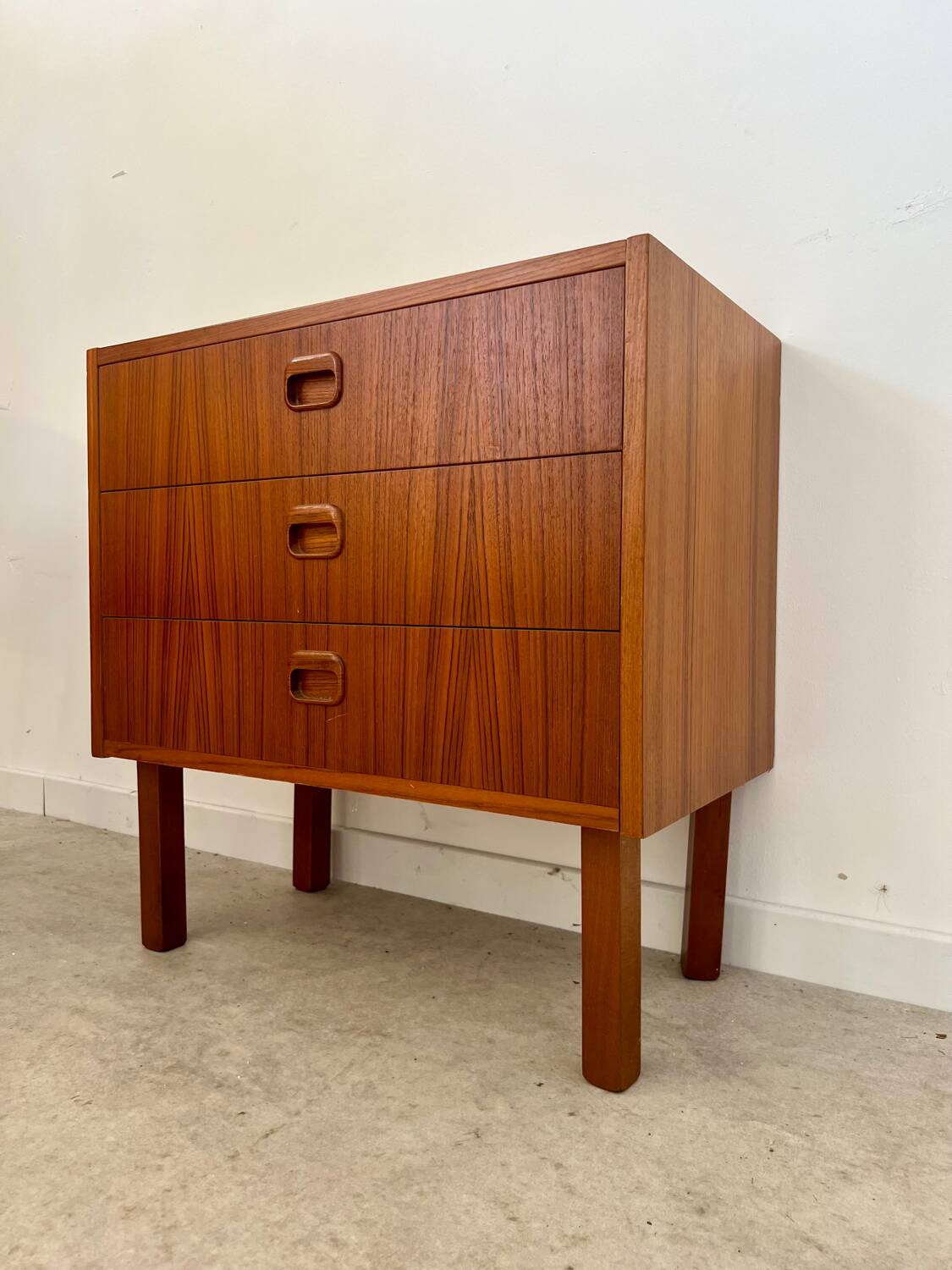 Small chest of drawers or bedside table in teak, Scandinavian design from the 70s vintage