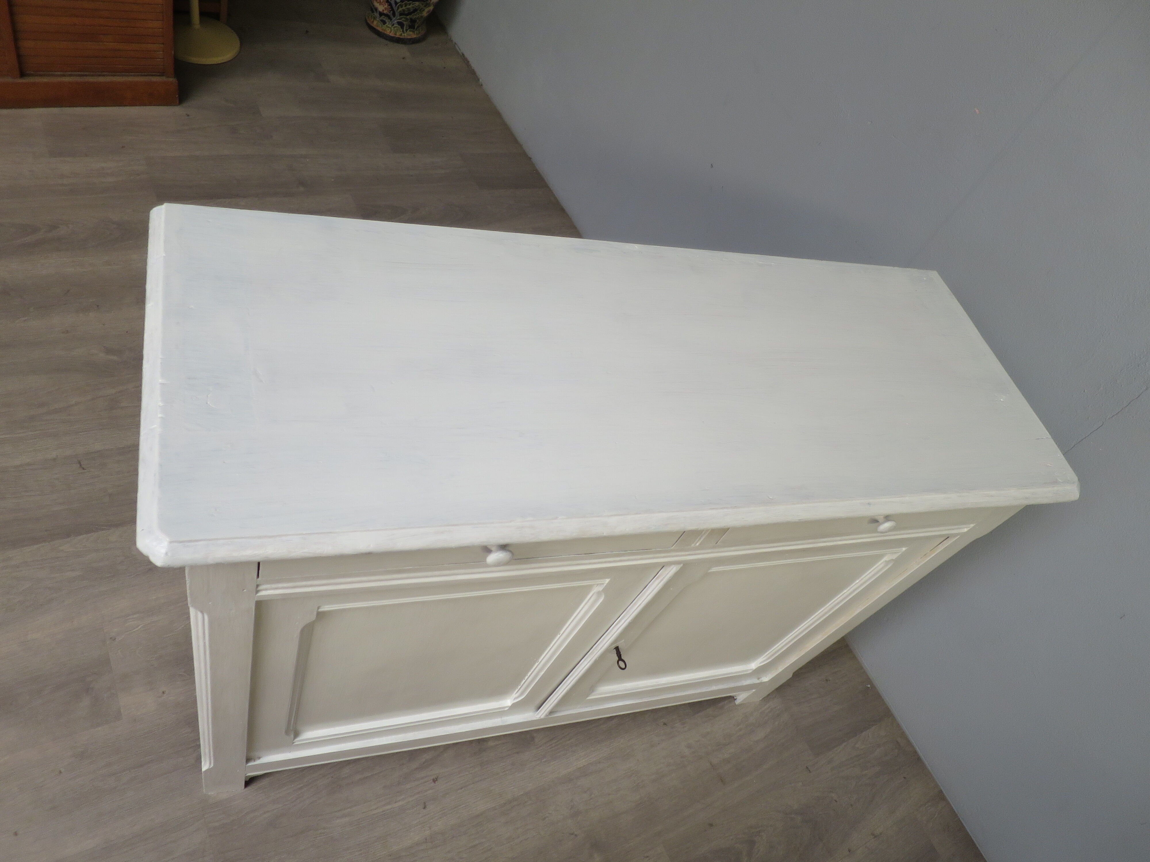 Off-white sideboard with 2 doors and 2 drawers