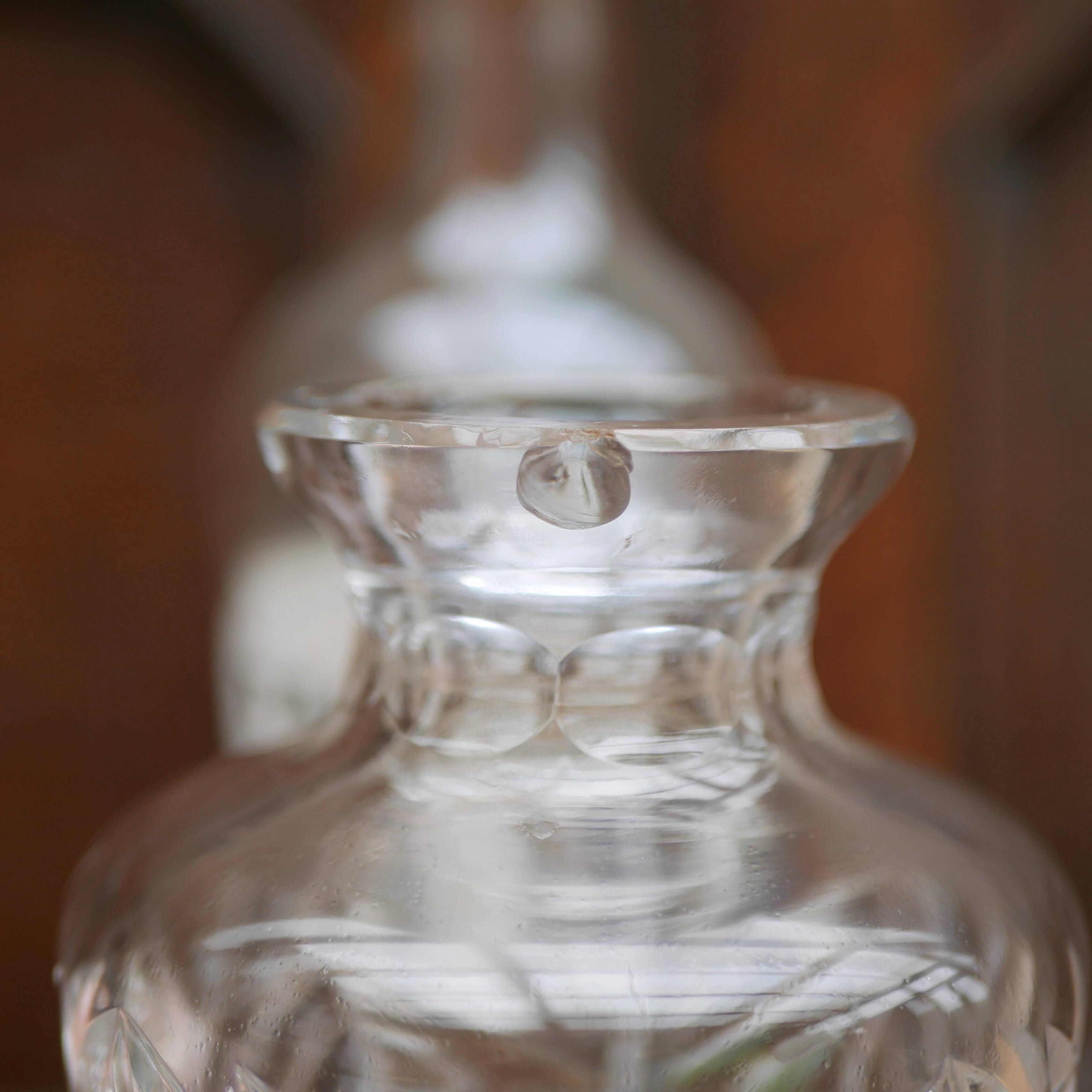 Grande carafe en verre taillé avec large bouchon circulaire plat