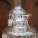 Grande carafe en verre taillé avec large bouchon circulaire plat